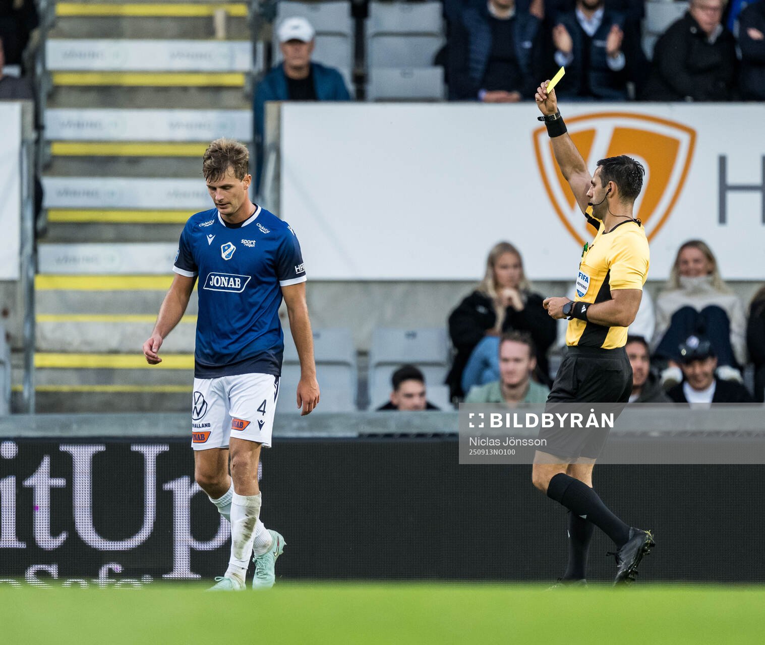 Halmstads Filip Schyberg får ett gult kort
