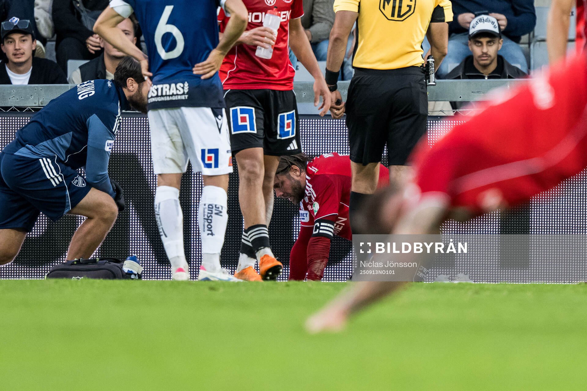 IFK Norrköpings Christoffer Nyman får vård av medicinsk