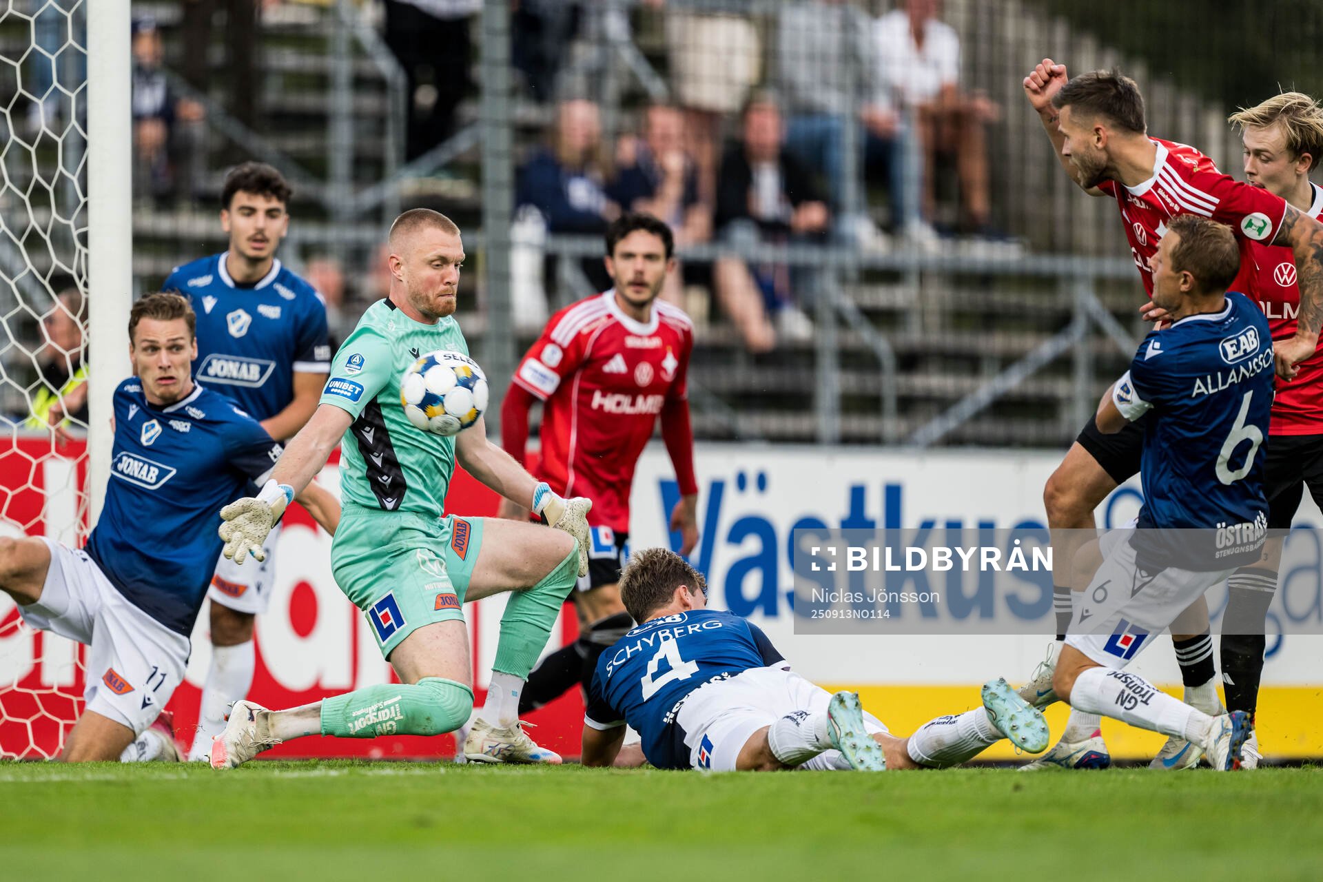 Halmstads målvakt Tim Rönning vid IFK Norrköpings Arnor