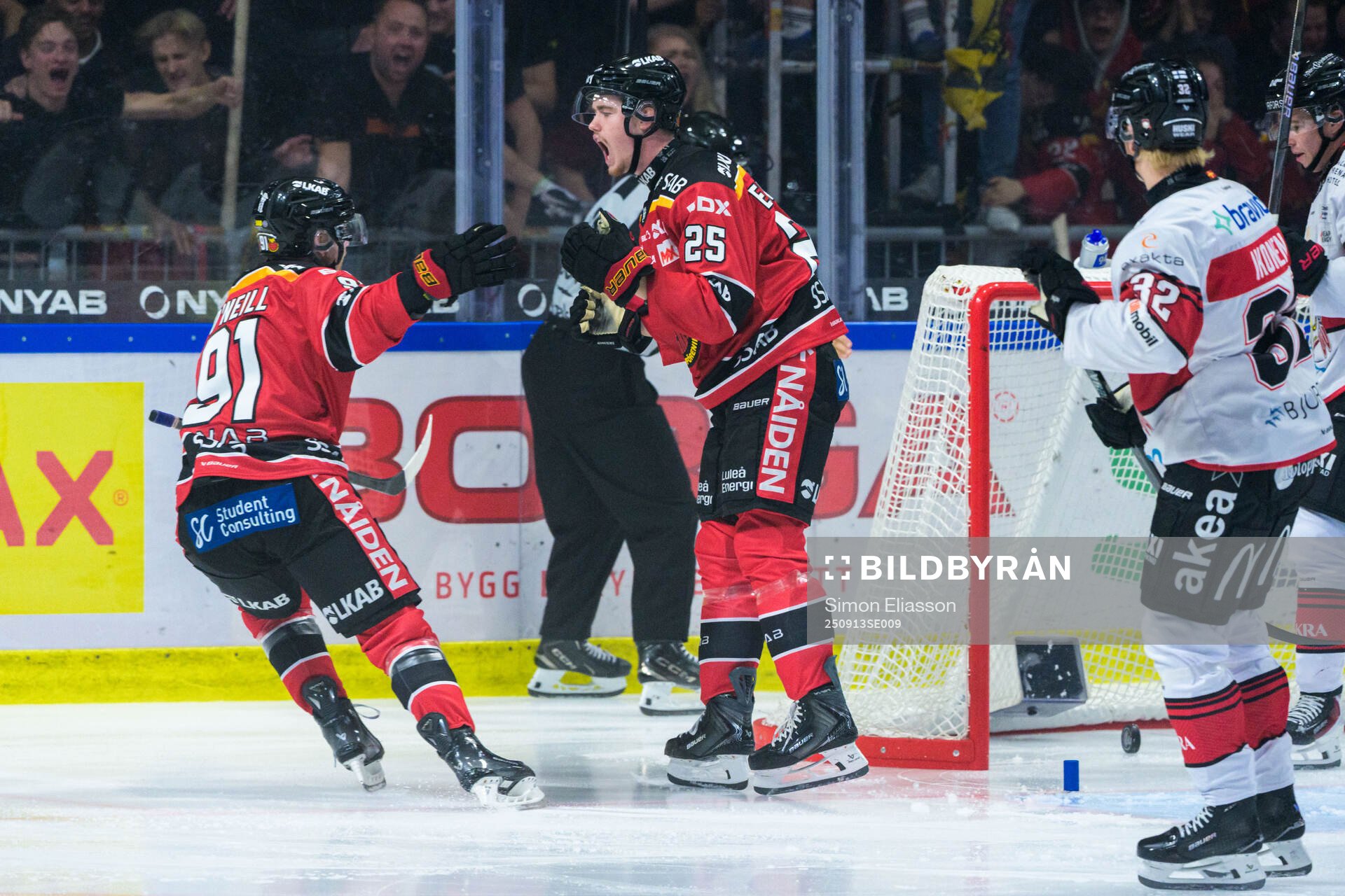 Luleås Brian O'Neill och Filip Eriksson jublar