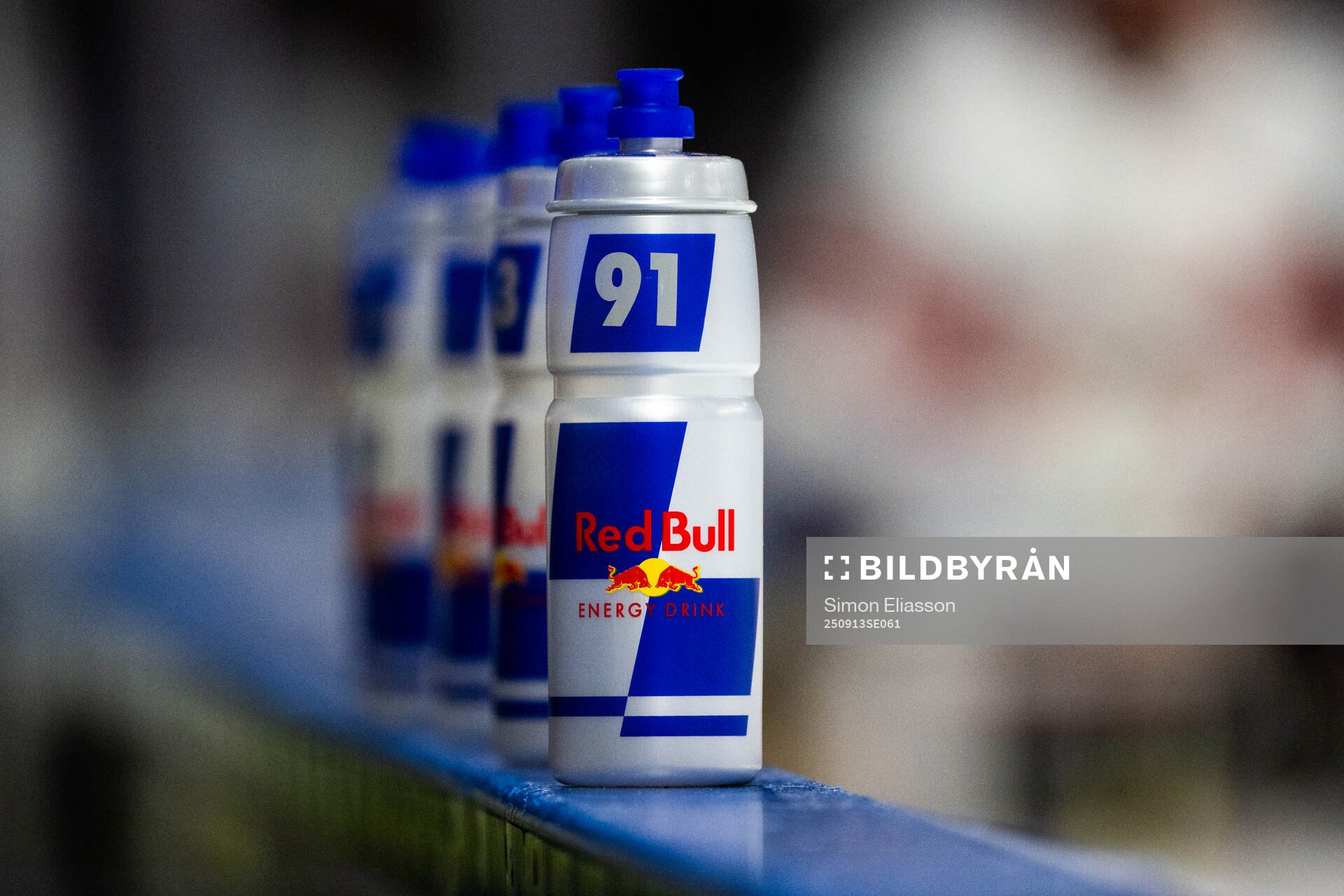 Vattenflaska med Red Bull-logga