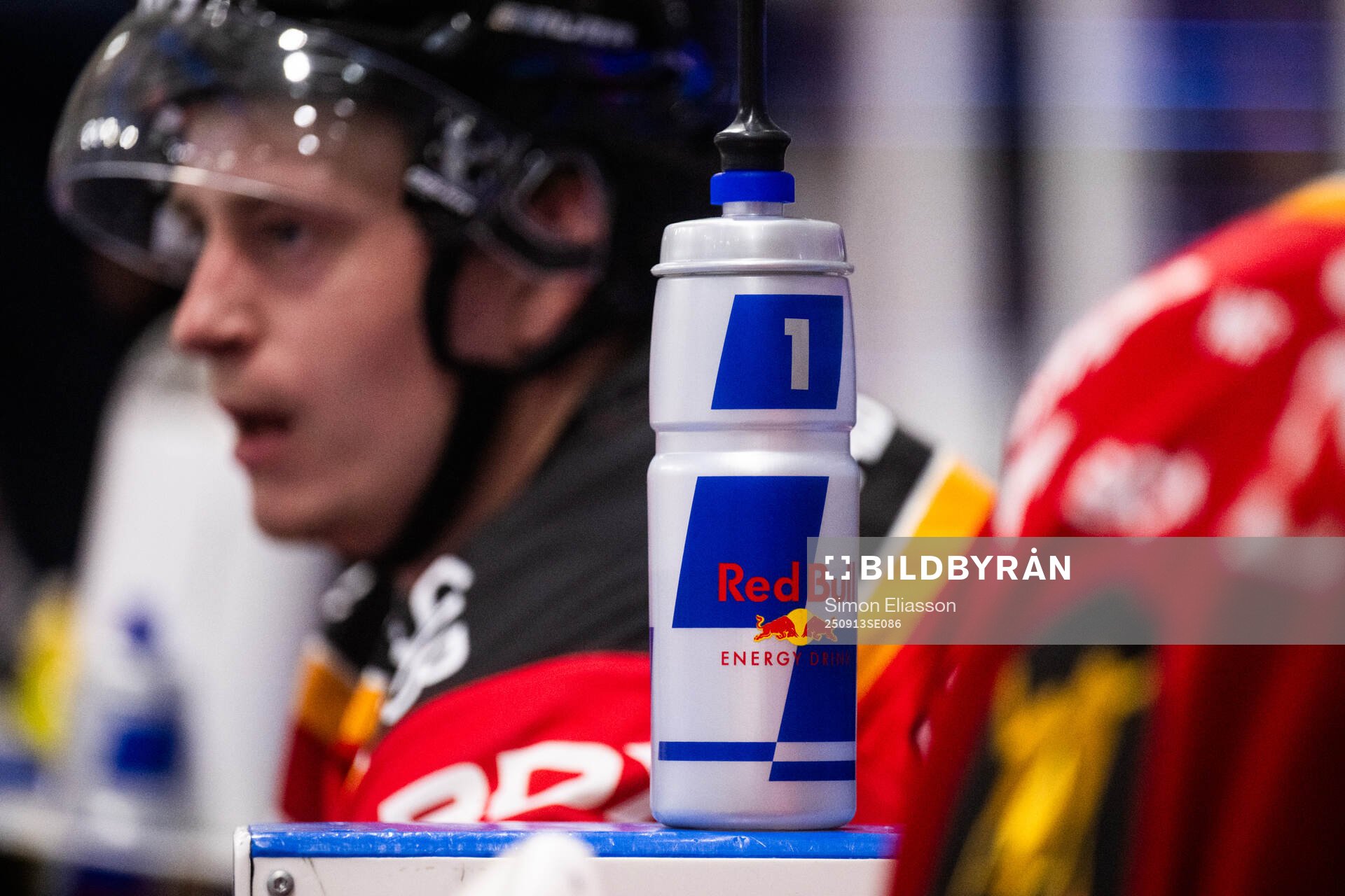 Flaska med Red Bull-logga