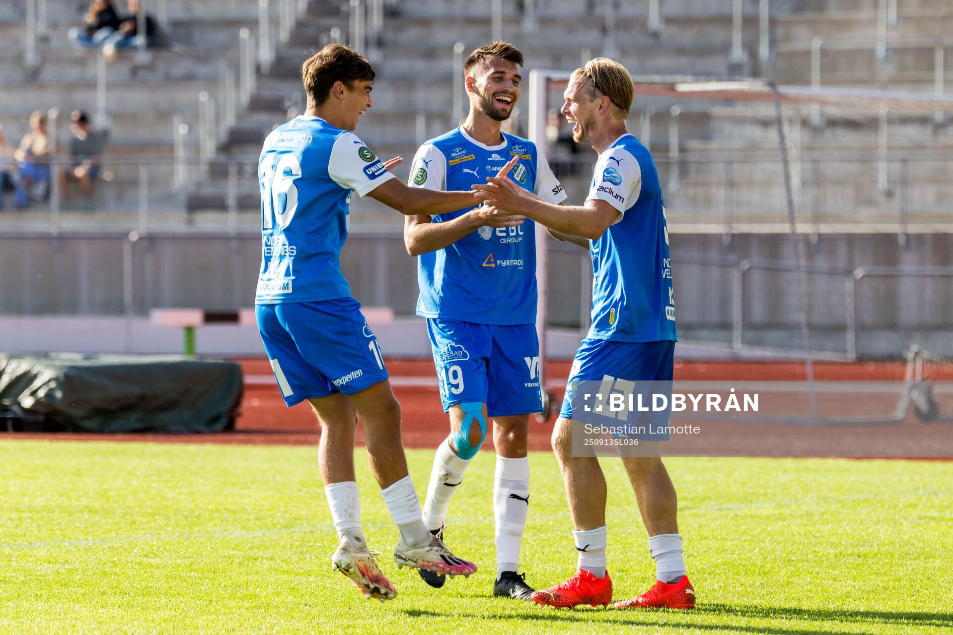 Oddevolds Linus Tornblad jublar med Emir Derviskadic och