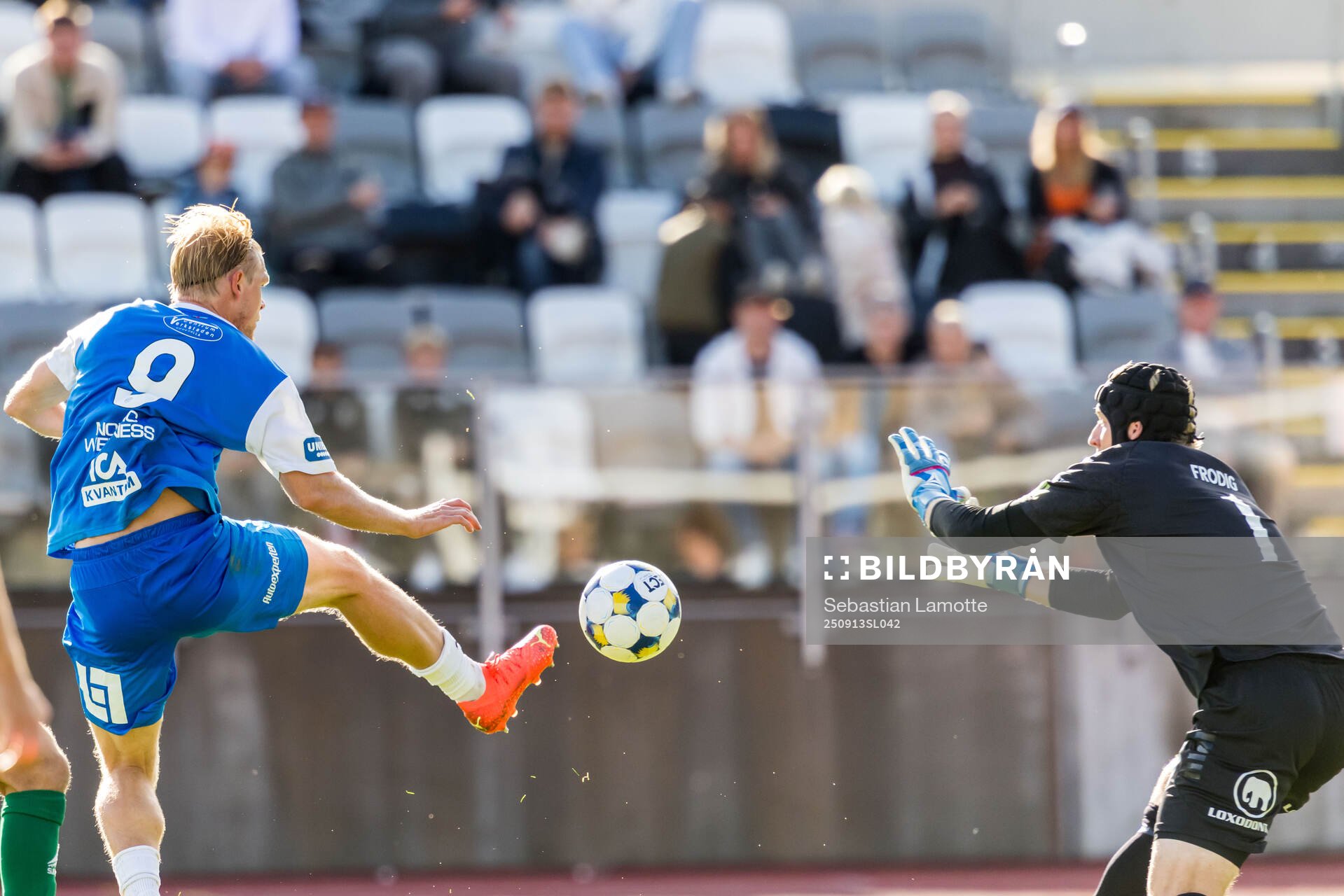 Oddevolds Linus Tornblad och Brages målvakt Viktor Frodig