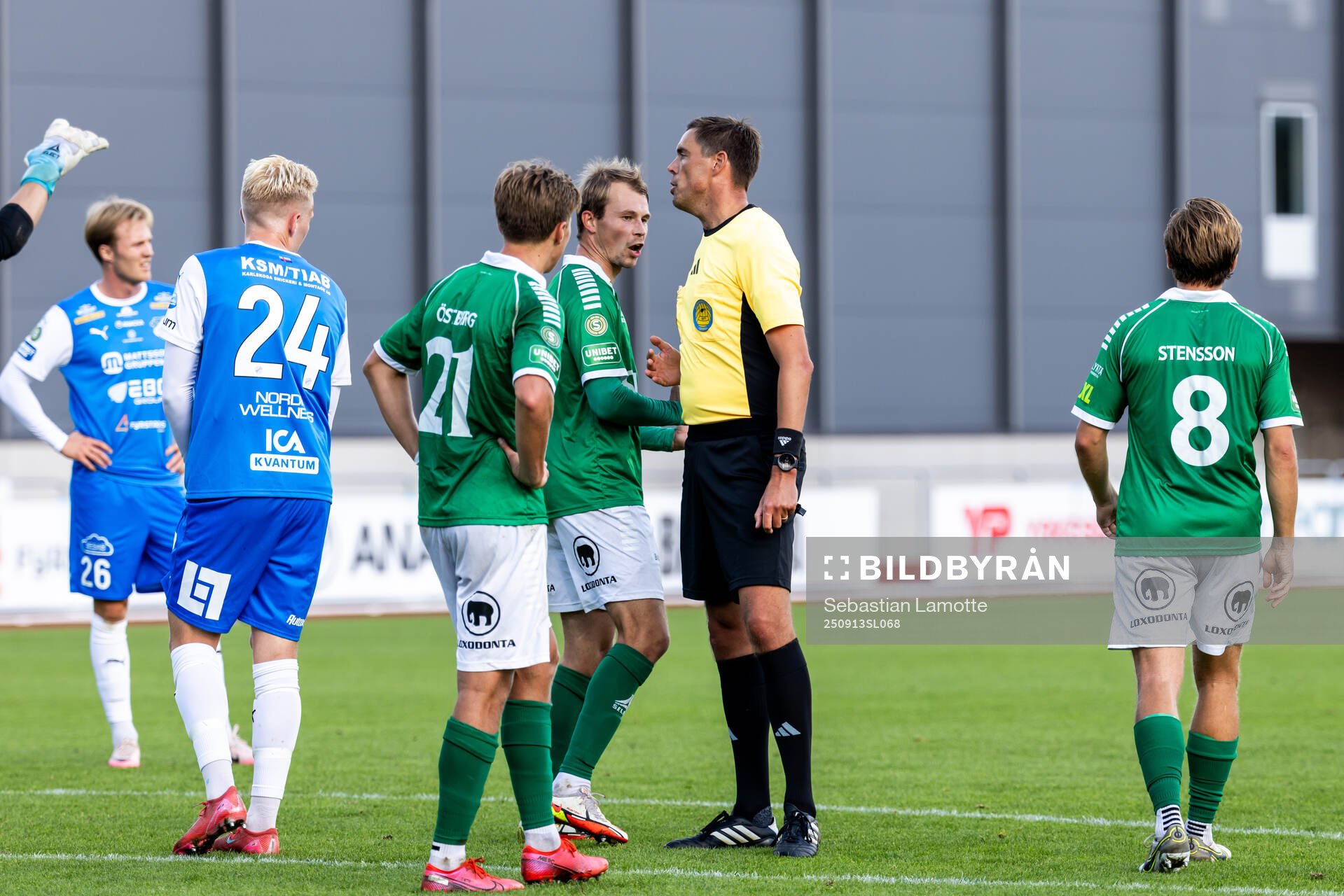Domare Magnus Lindgren visar ut Brages Alexander