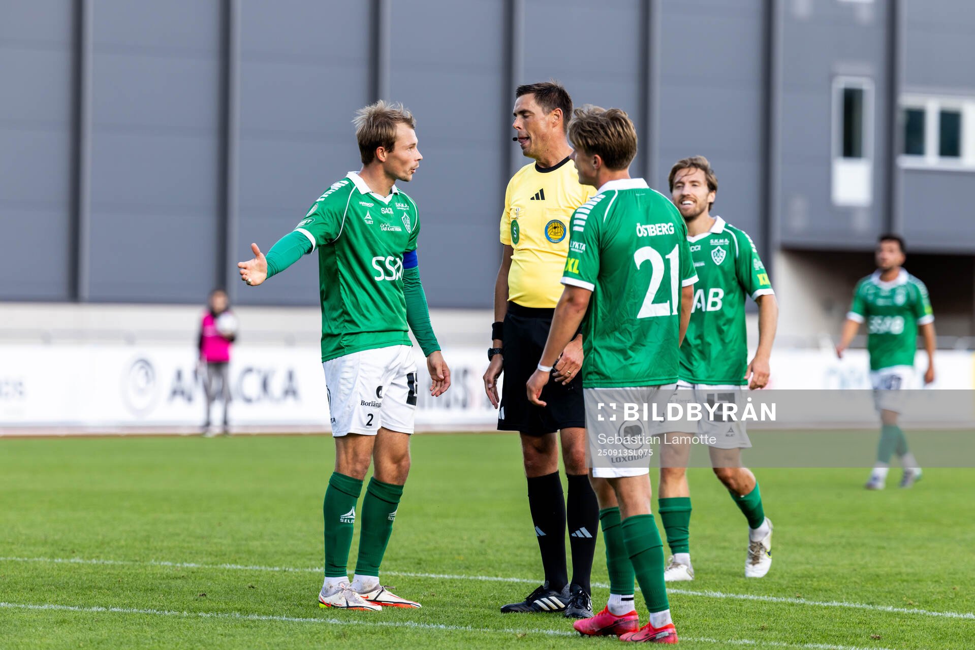 Domare Magnus Lindgren visar ut Brages Alexander