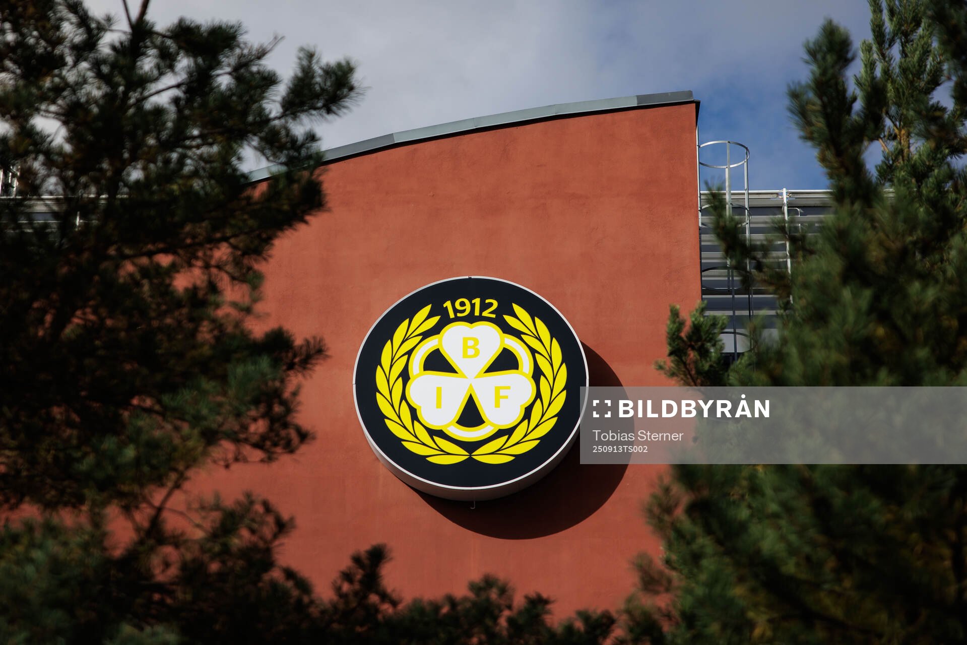 Brynäs logga på Monitor ERP Arenas fasad