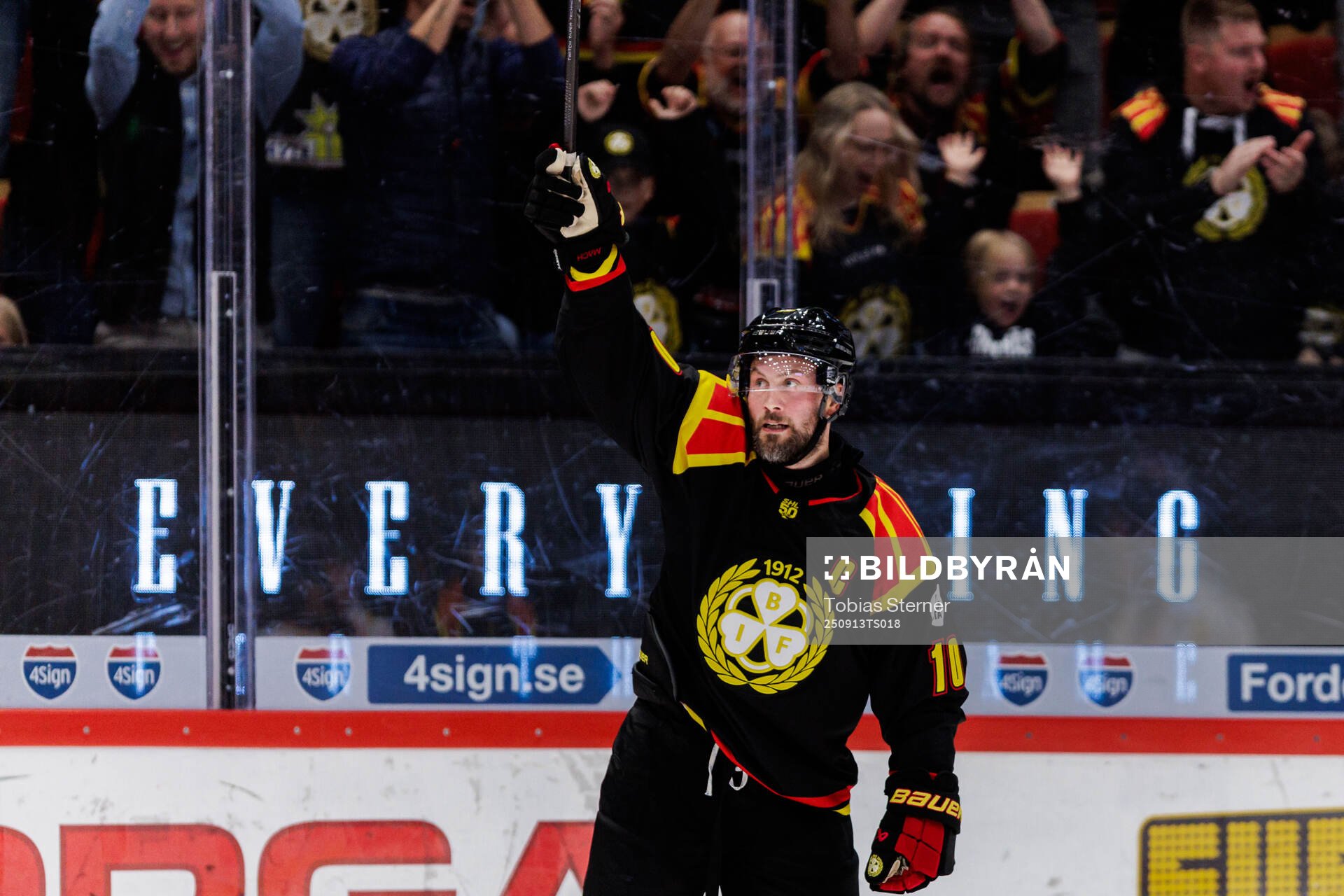 Brynäs Johan Larsson jublar
