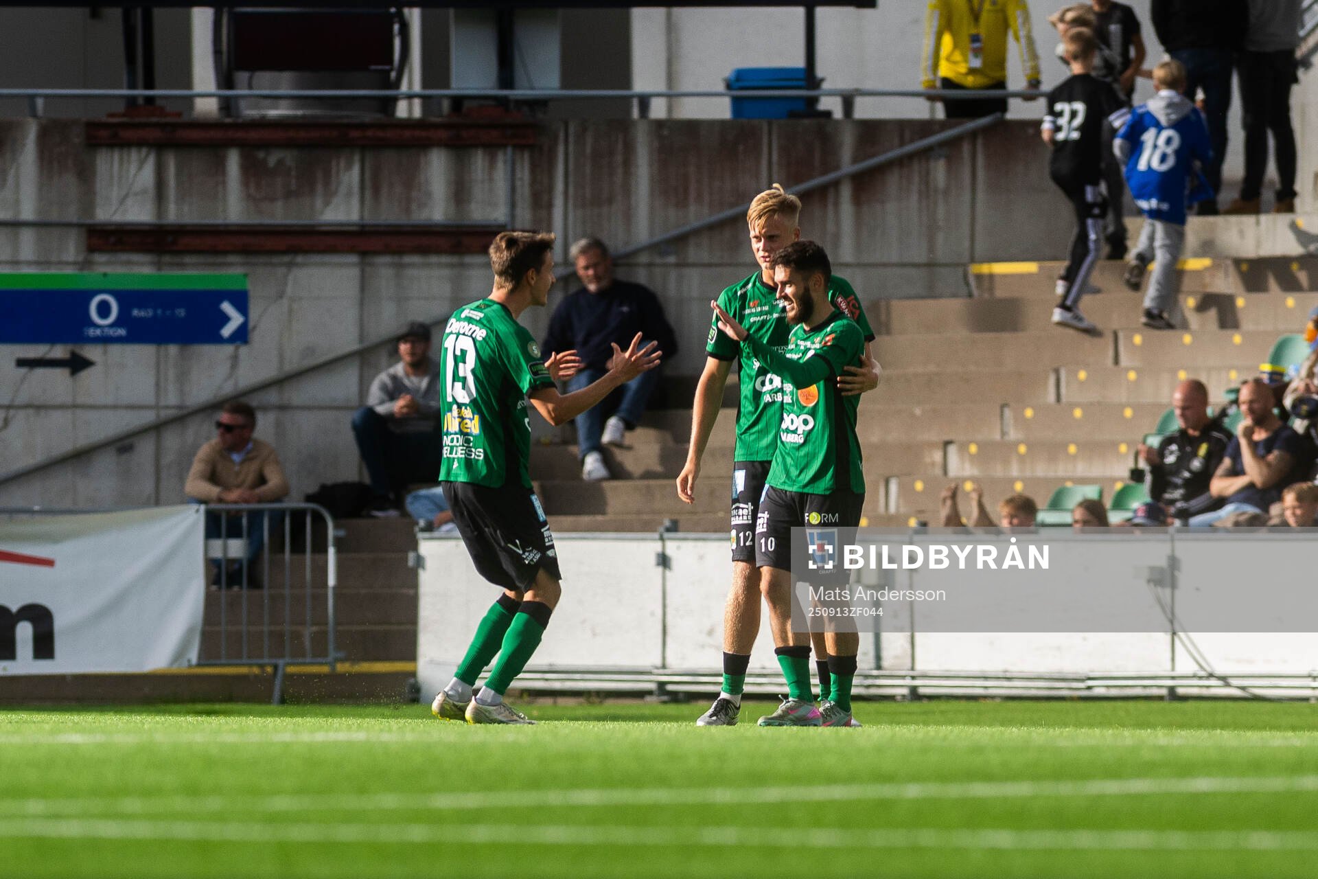 Varbergs Laorent Shabani jublar med Olle Edlund och Edvin