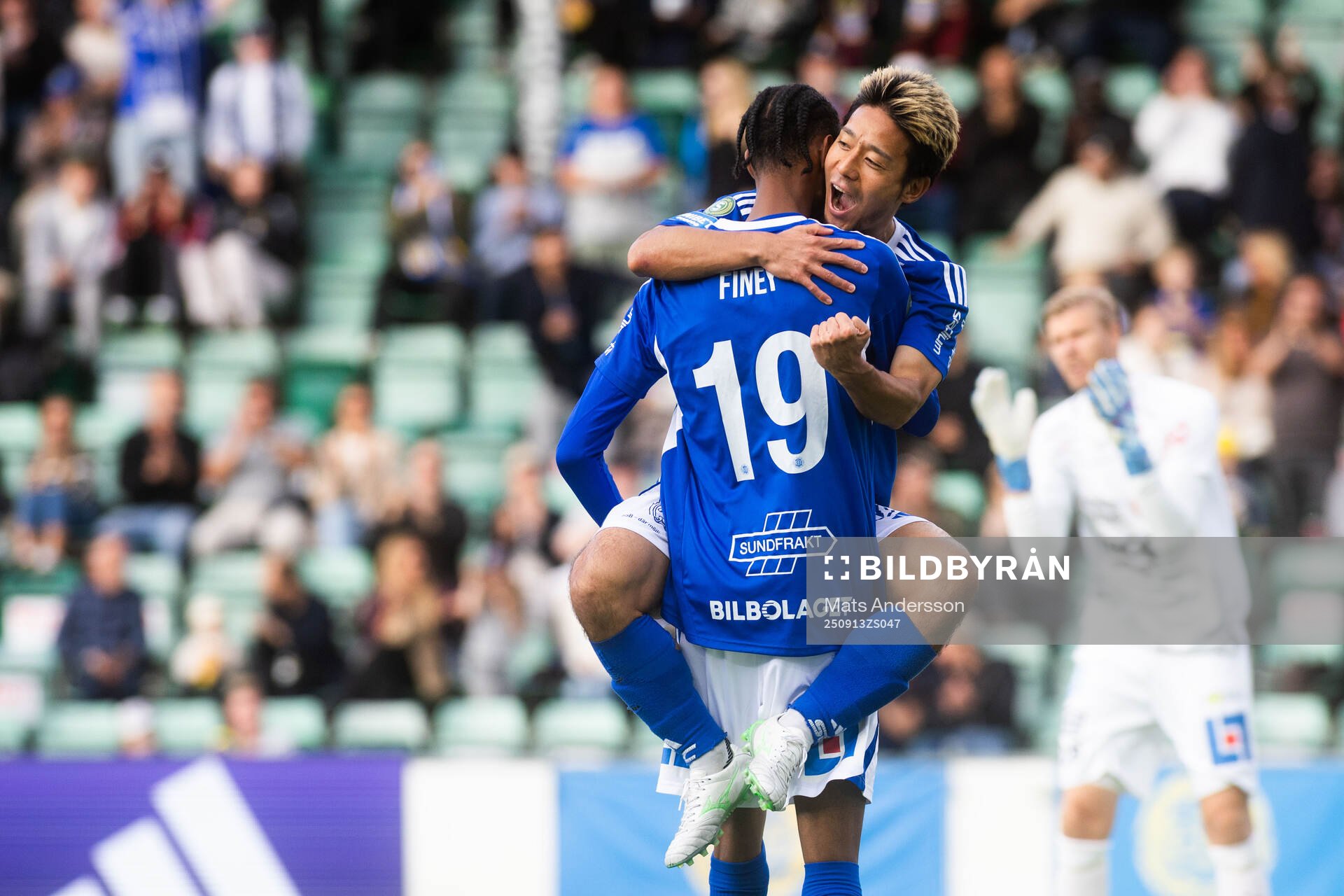GIF Sundsvalls Taiki Kagayama jublar med Yacqub Finey