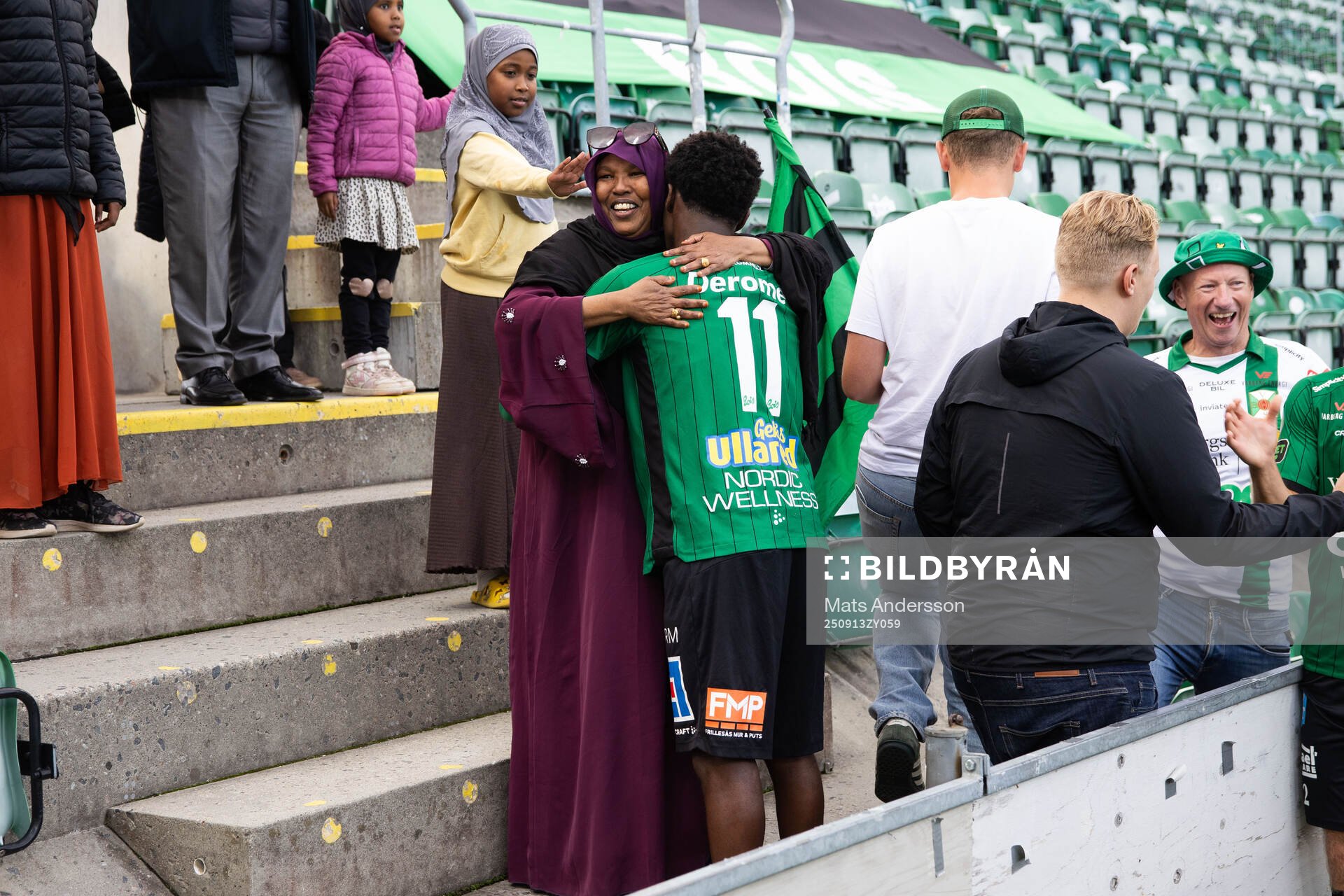 Varbergs Nuurdin Ali Mohudin jublar med supportar
