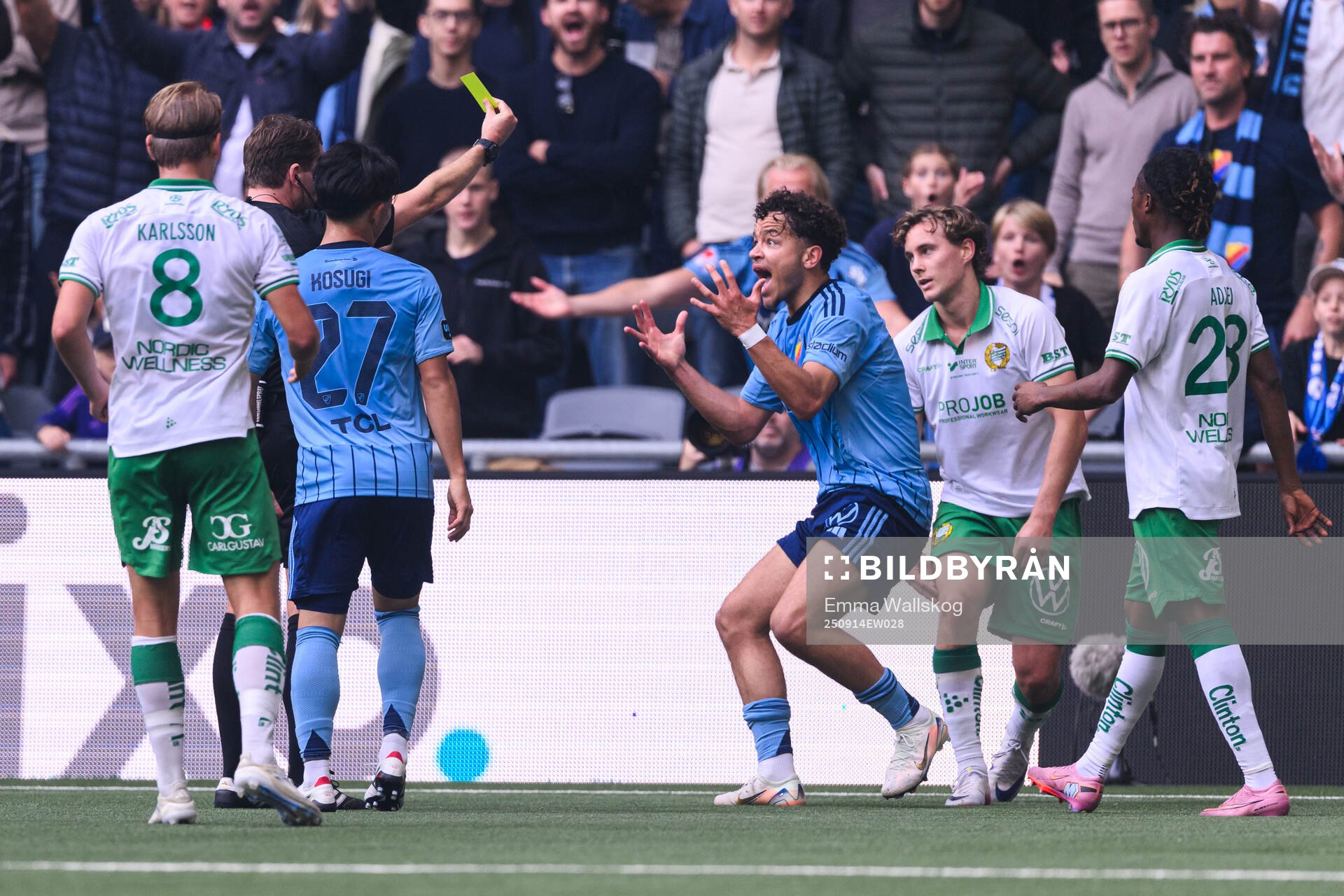 Djurgårdens Mikael Anderson reagerar mot domare Joakim