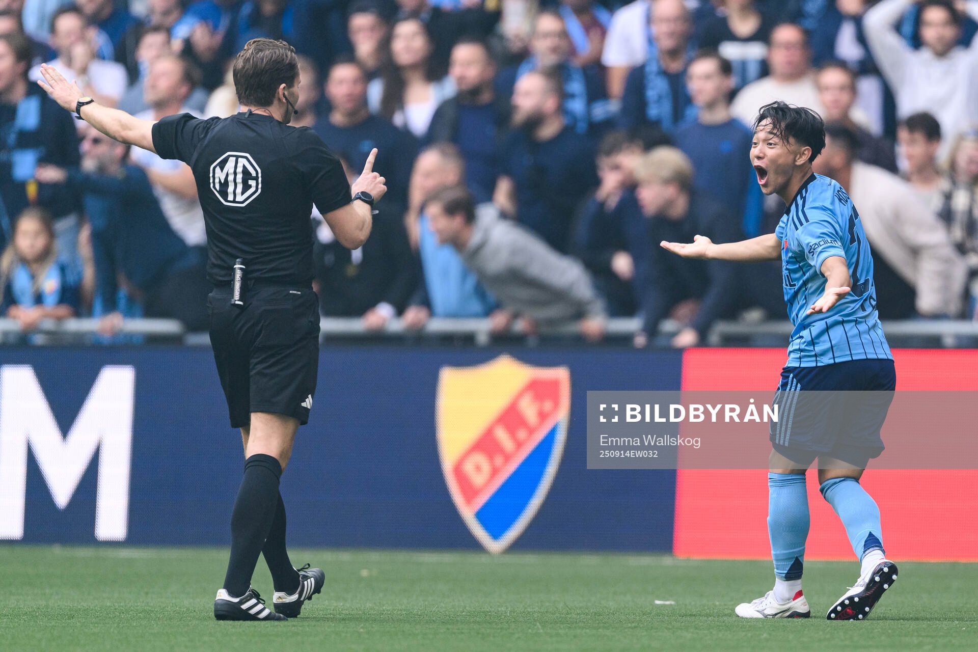 Djurgårdens Keita Kosugi reagerar mot domare Joakim