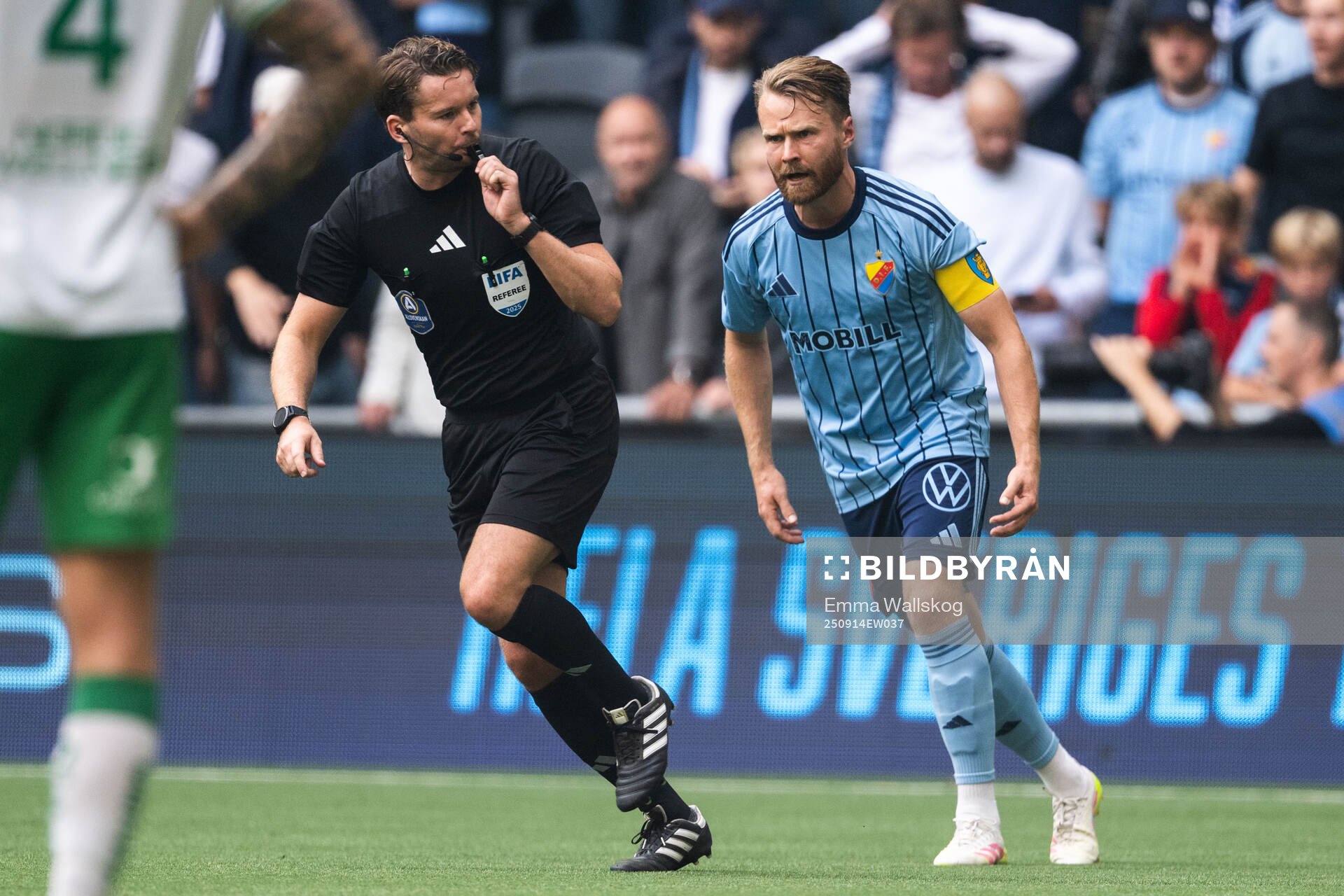 Djurgårdens Jacob Une reagerar mot domare Joakim Östling