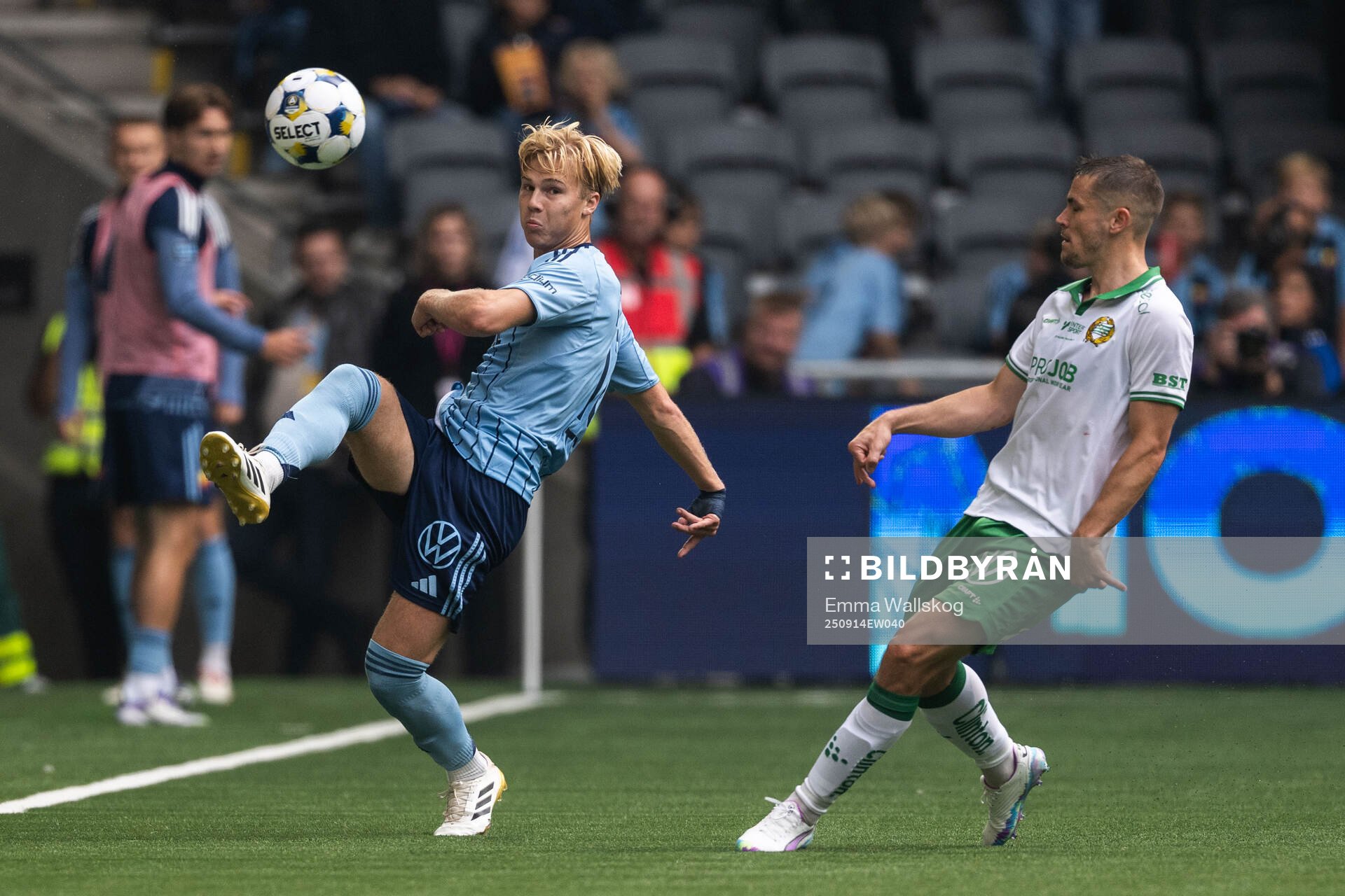 Djurgårdens Theo Bergvall och Hammarbys Oscar Johansson