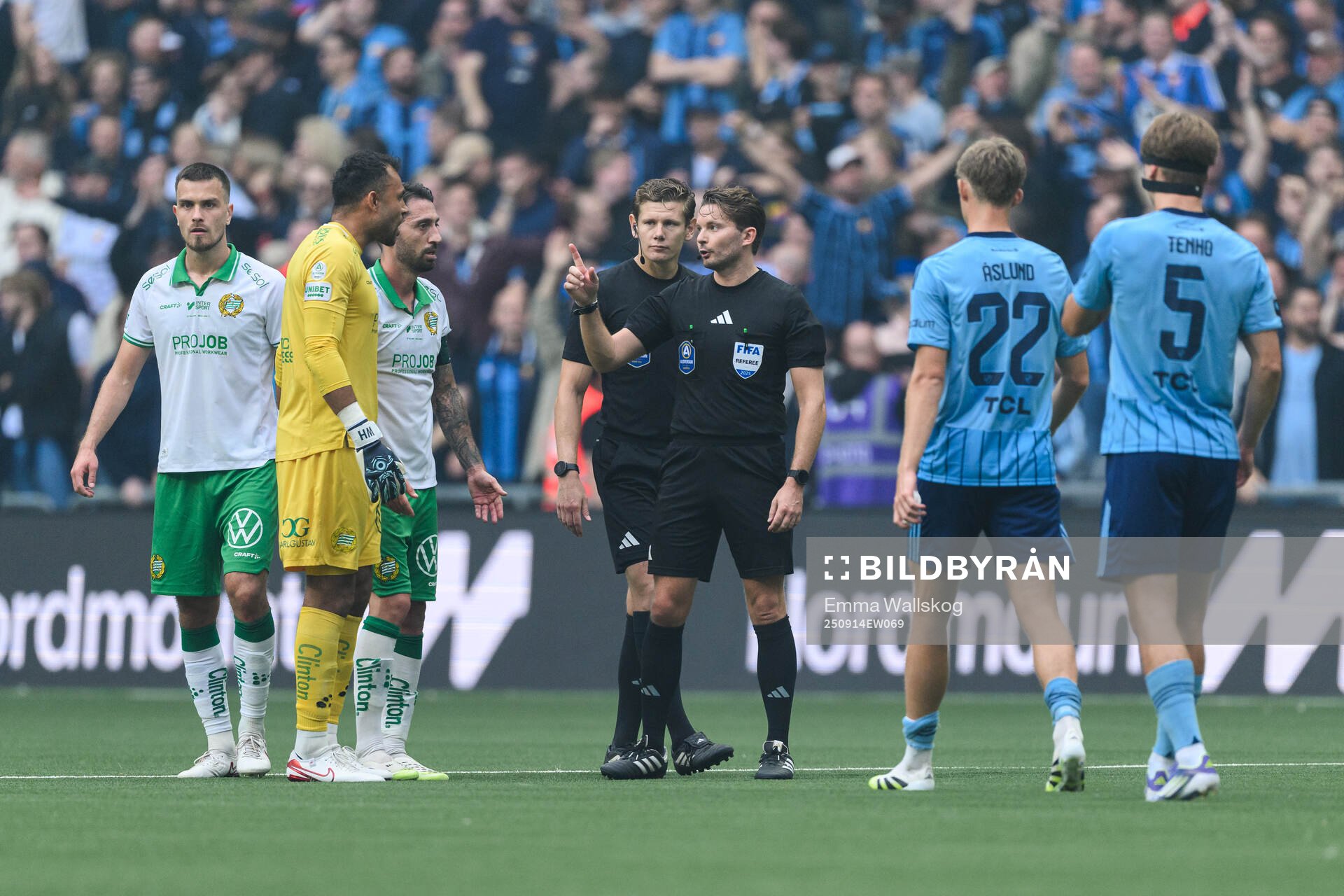 Hammarbys Pavle Vagic, målvakt Warner Hahn och Nahir