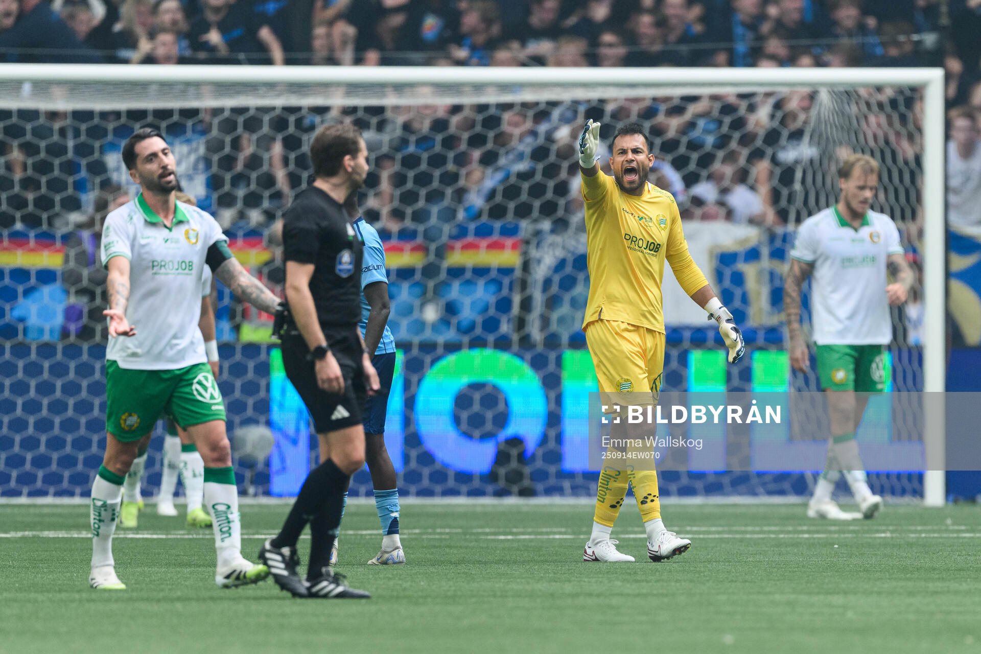 Hammarbys målvakt Warner Hahn reagerar mot domare Joakim