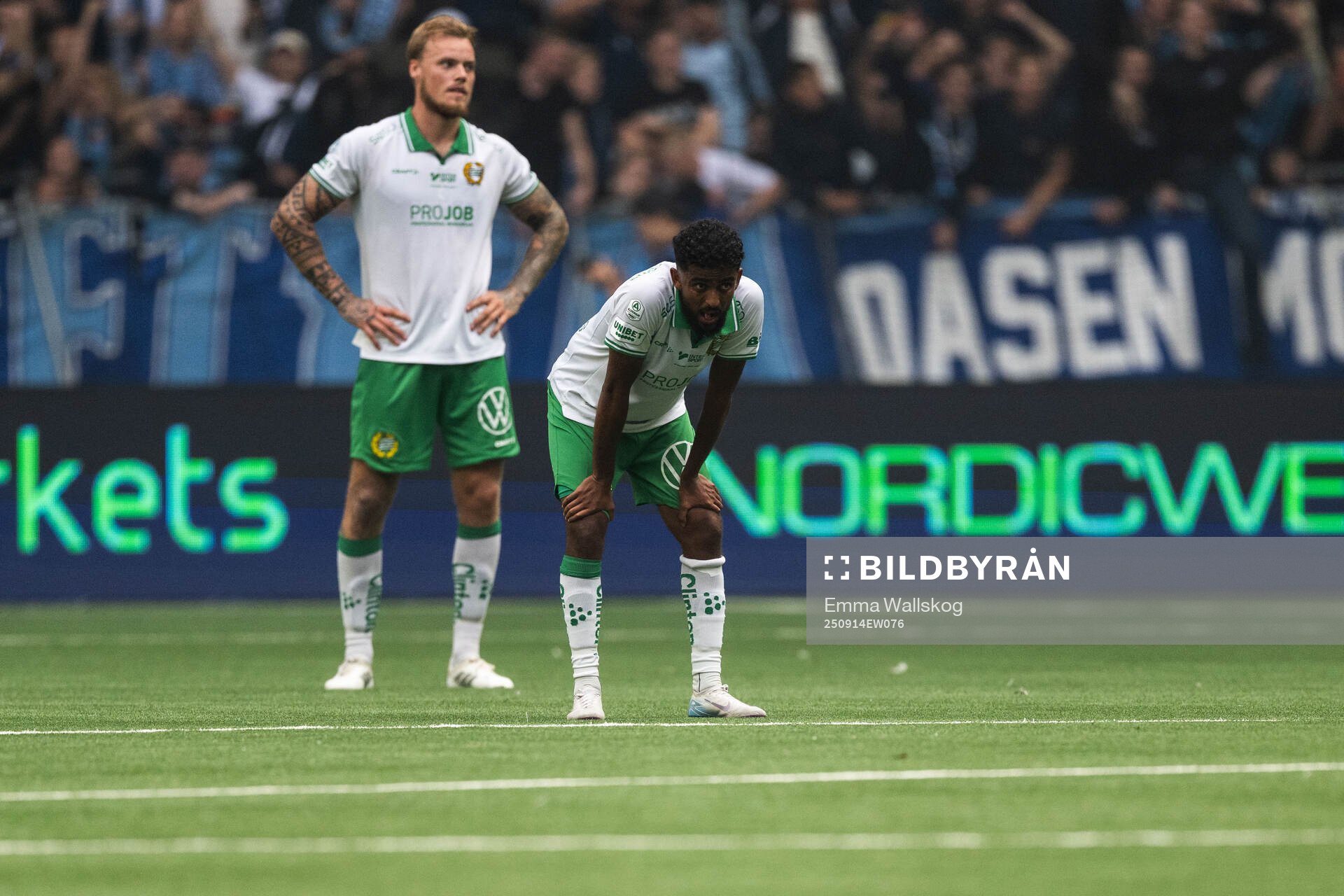 Hammarbys Victor Eriksson och Tesfaldet Tekie deppar
