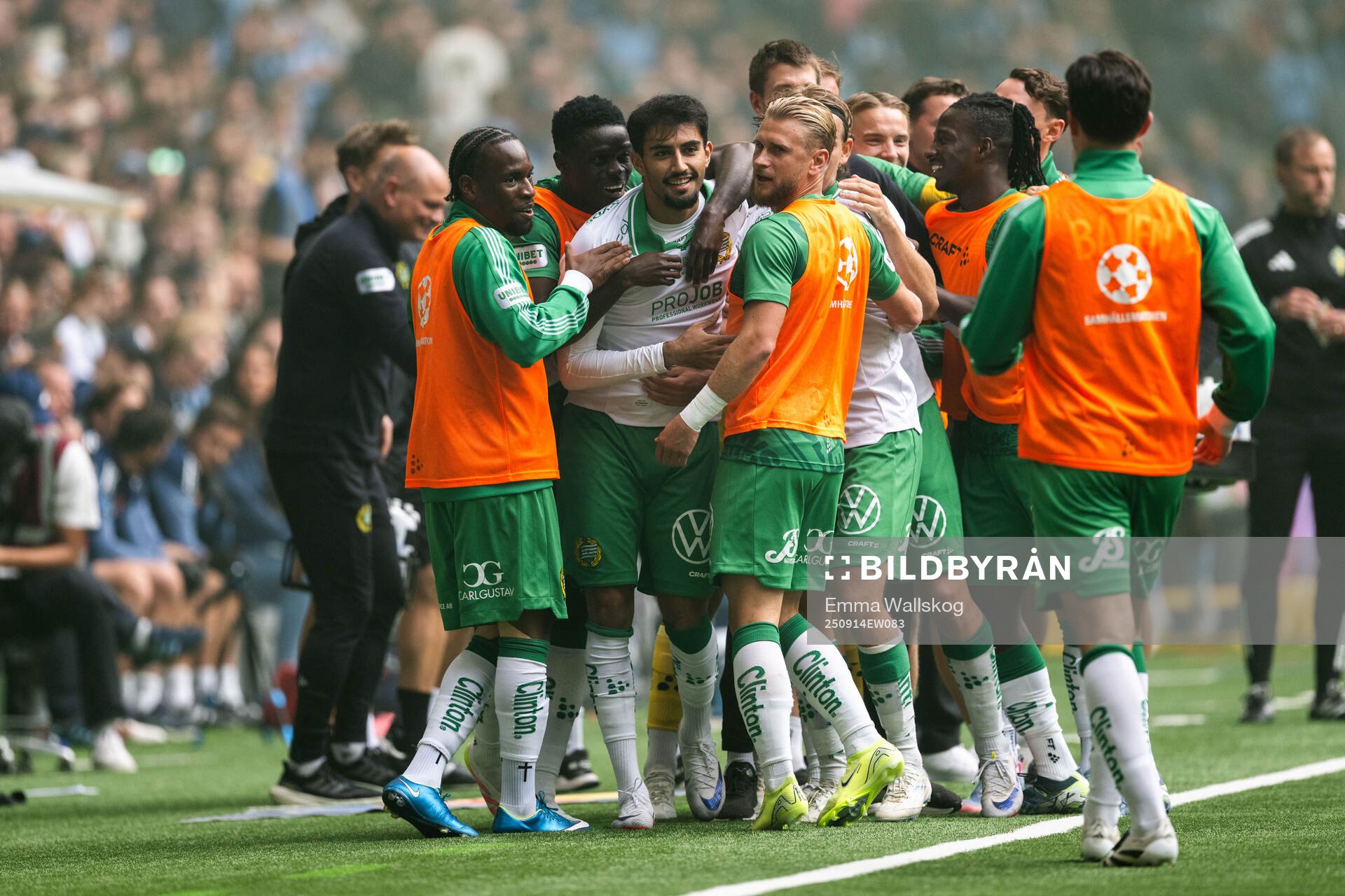 Hammarbys Montader Madjed jublar med lagkamrater