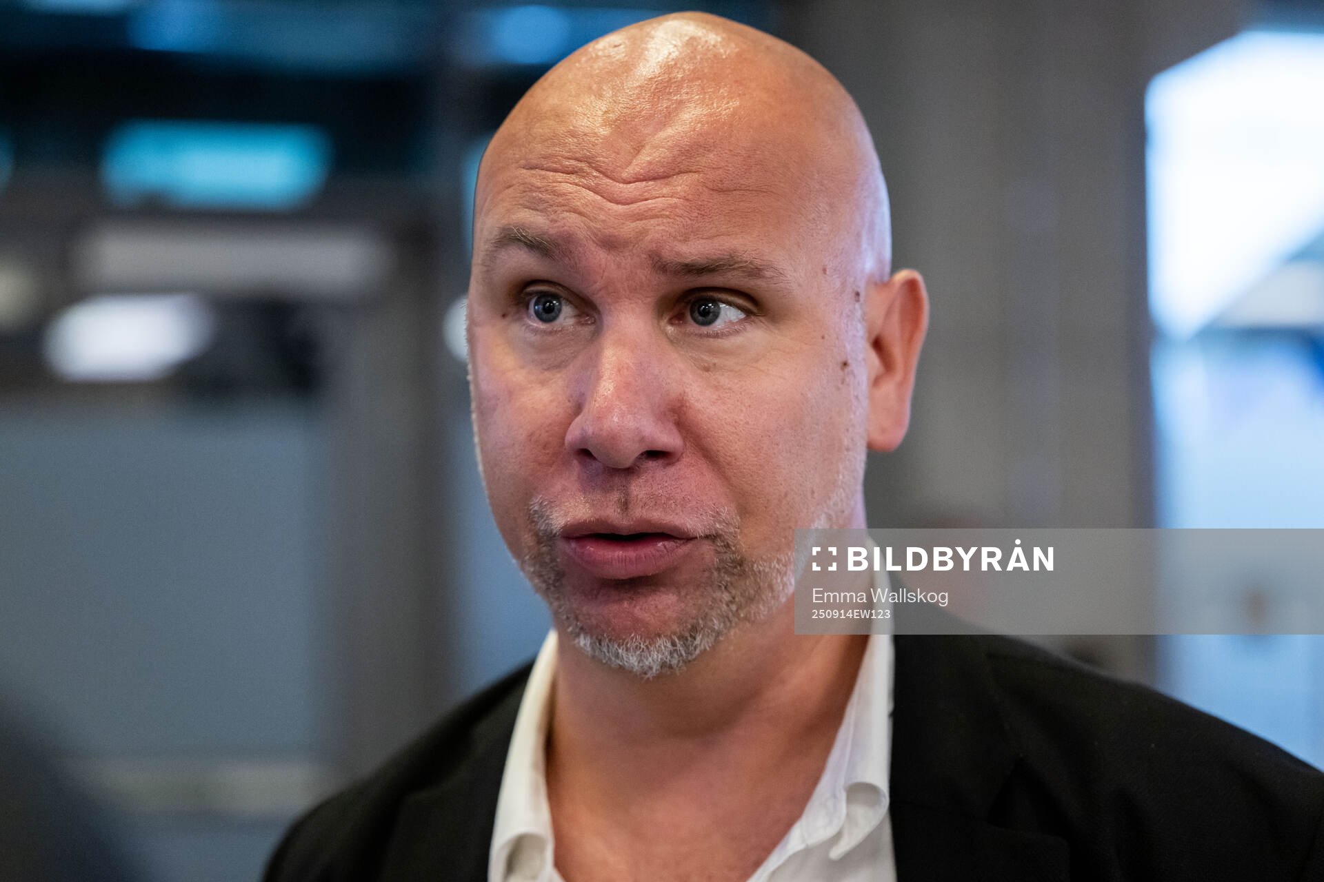 Hammarbys sportchef Mikael Hjelmberg i mixade zonen