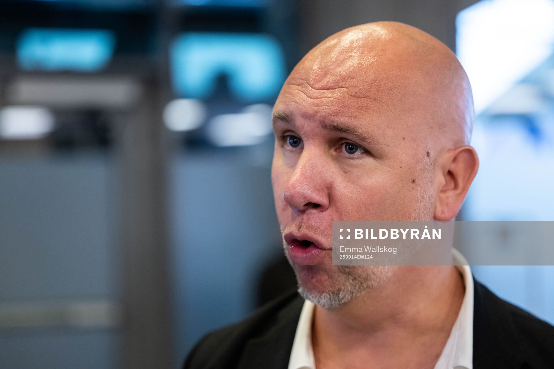 Hammarbys sportchef Mikael Hjelmberg i mixade zonen