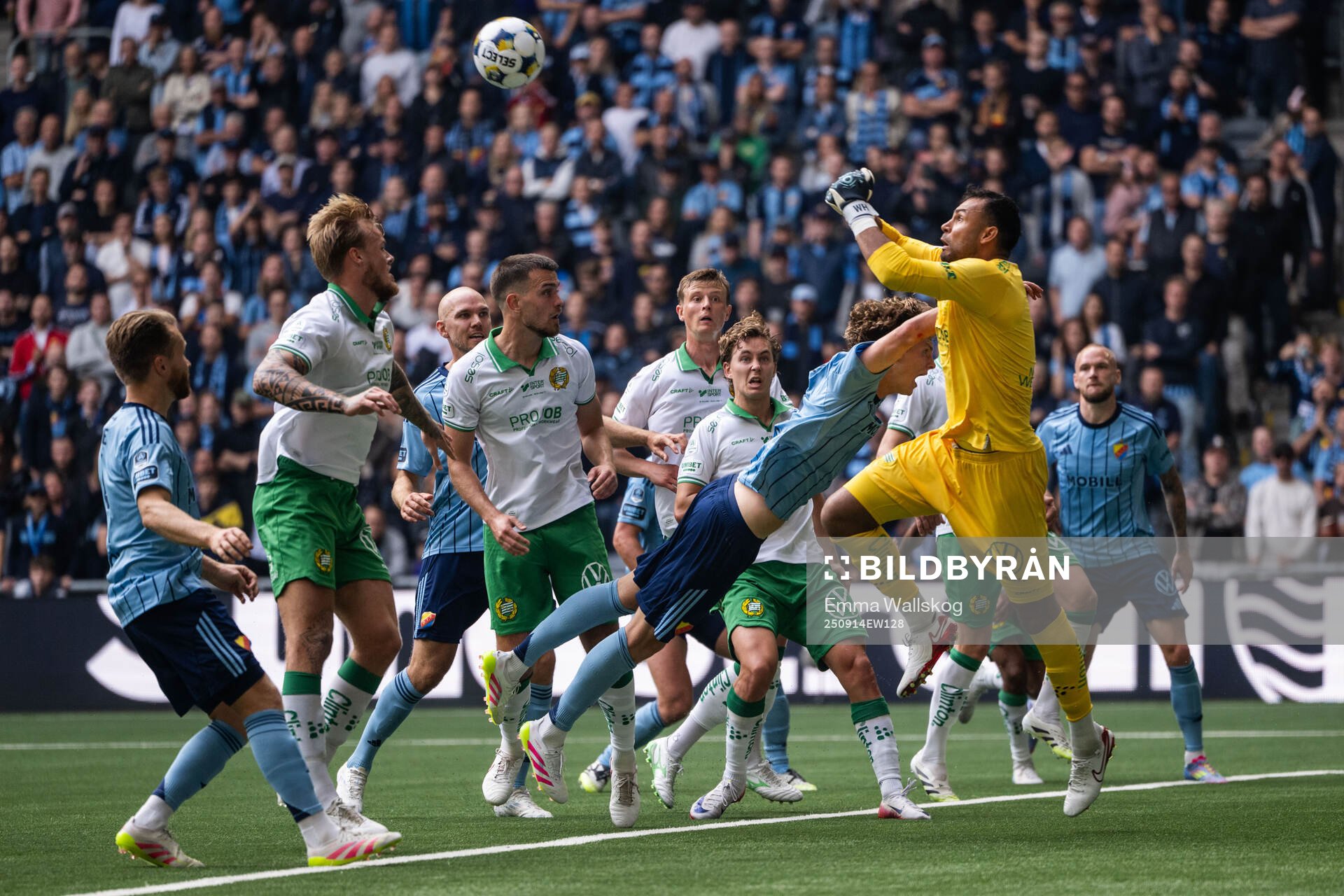Djurgårdens August Priske Flyger mot Hammarbys Pavle