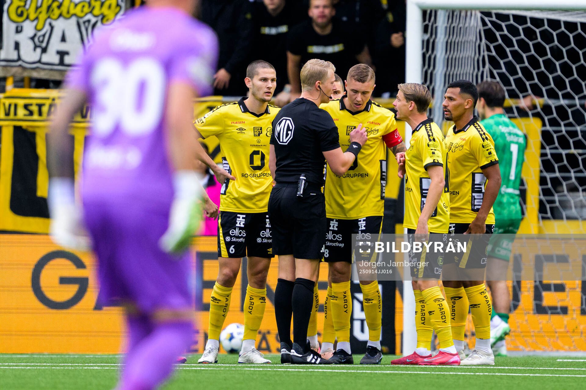 Elfsborgs spelare i samtal med domare Adam Ladebäck
