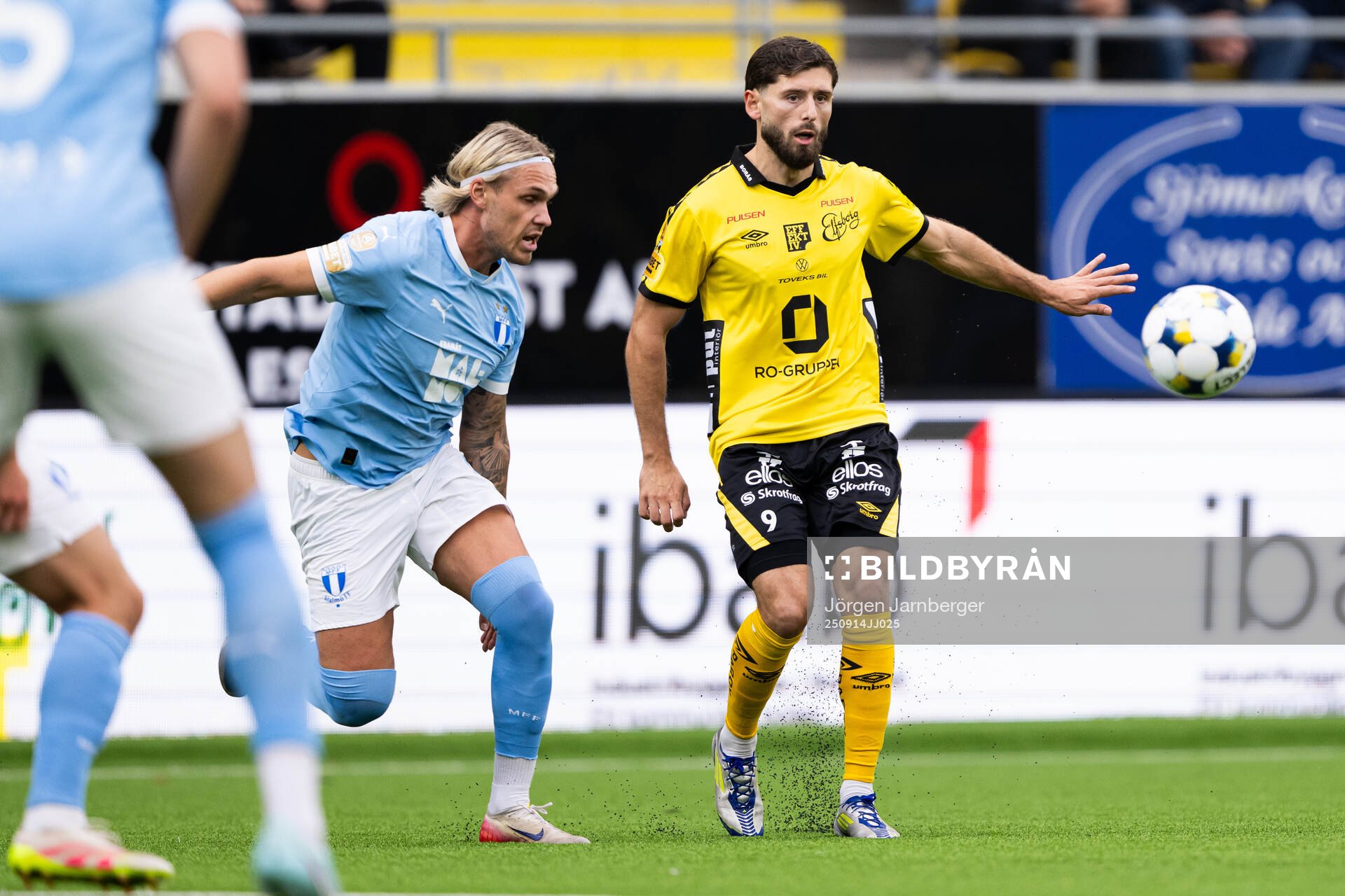 Malmö FFs Arnor Sigurdsson och Elfsborgs Arber Zeneli