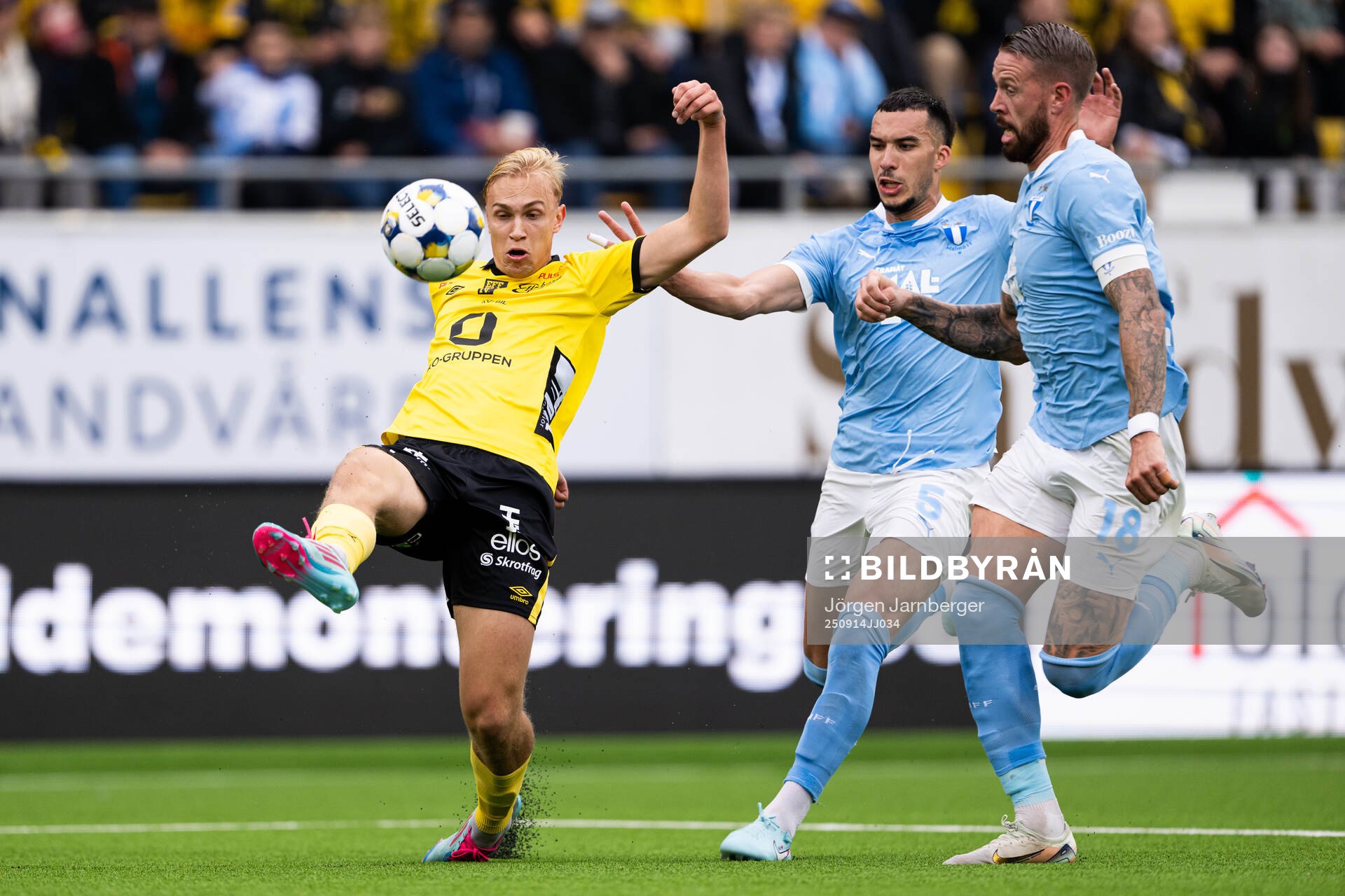 Elfsborgs Leo Östman och Malmö FFs Andrej Djuric och