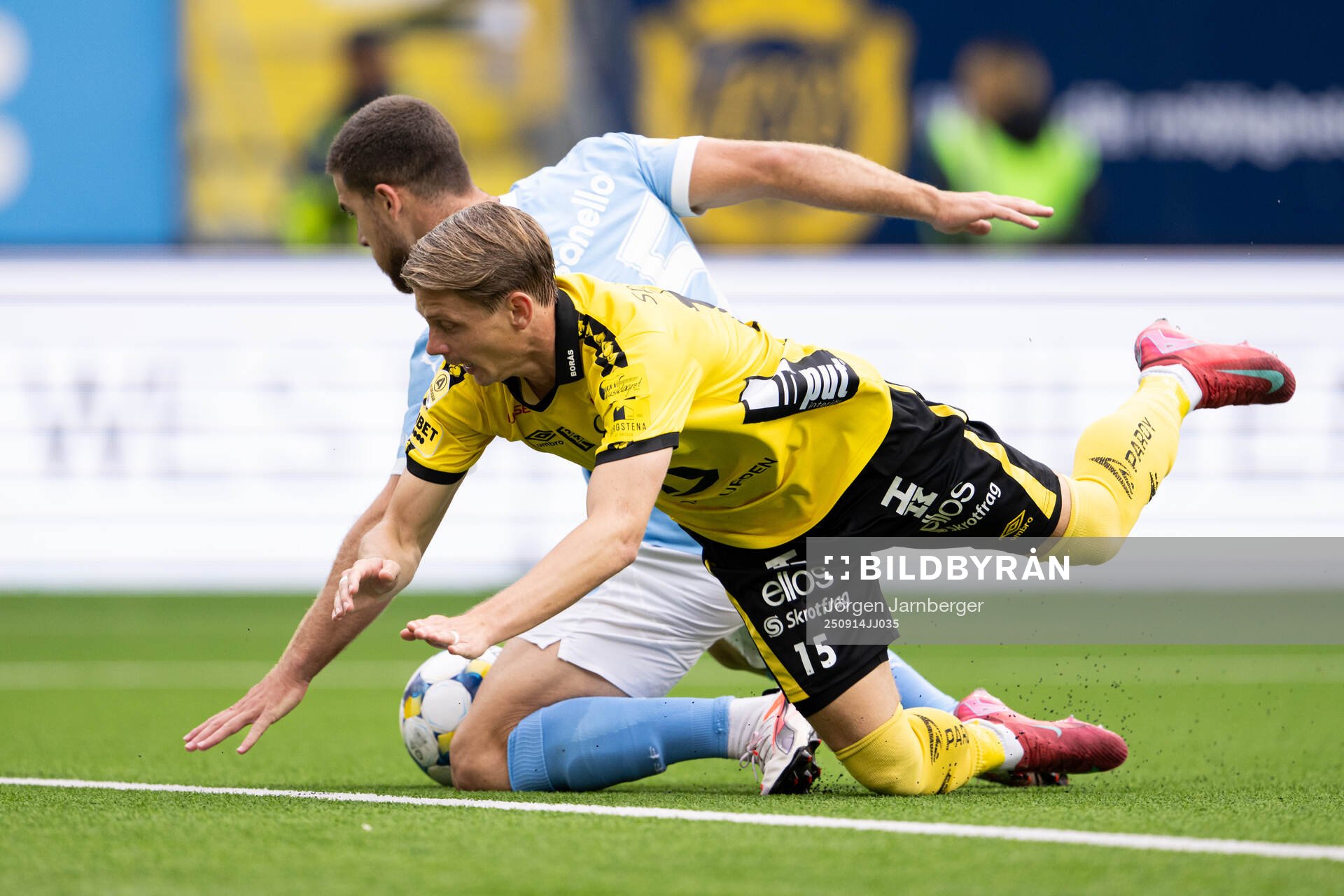Elfsborgs Simon Hedlund går omkull i straffområdet