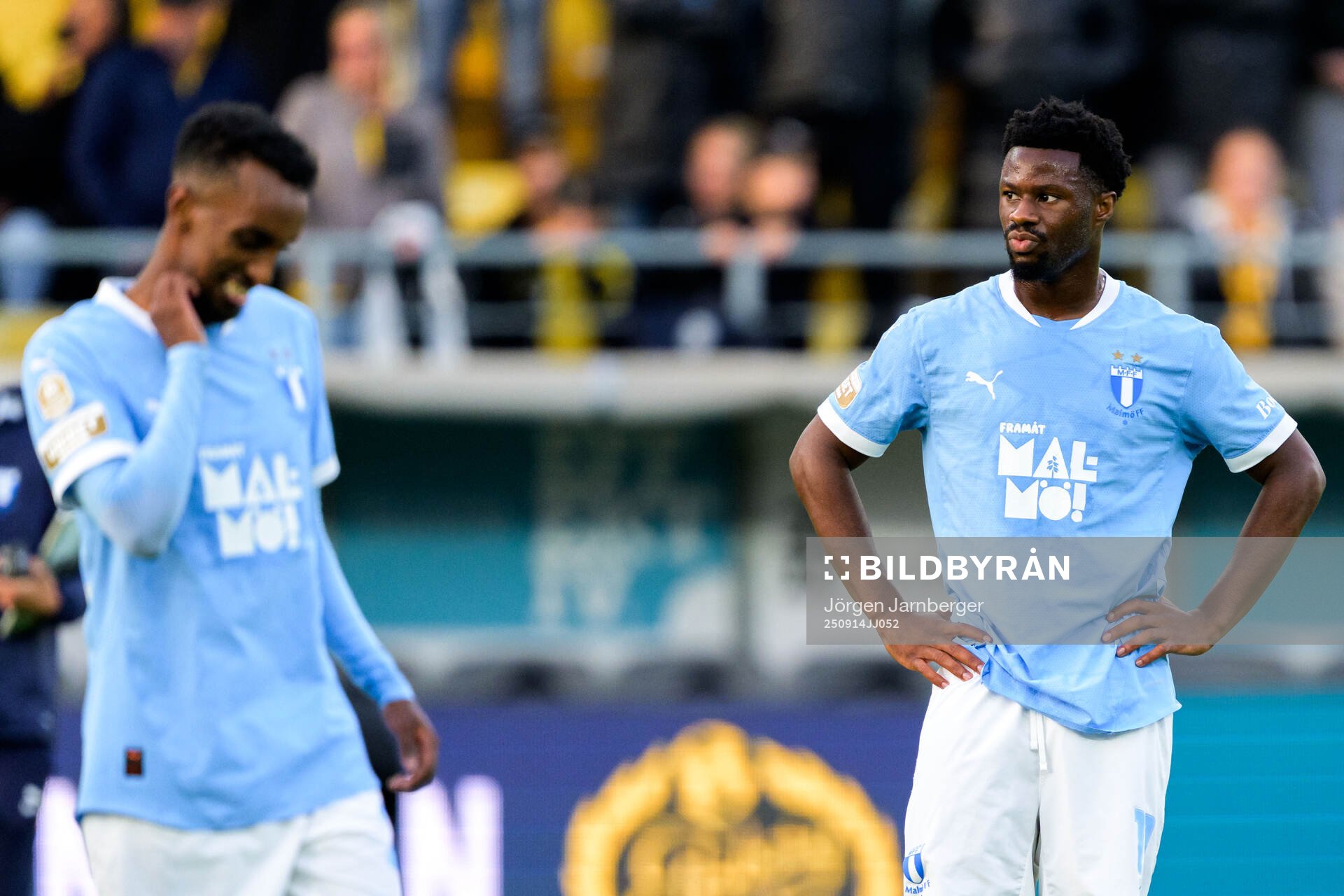 Malmö FFs Emmanuel Ekong deppar