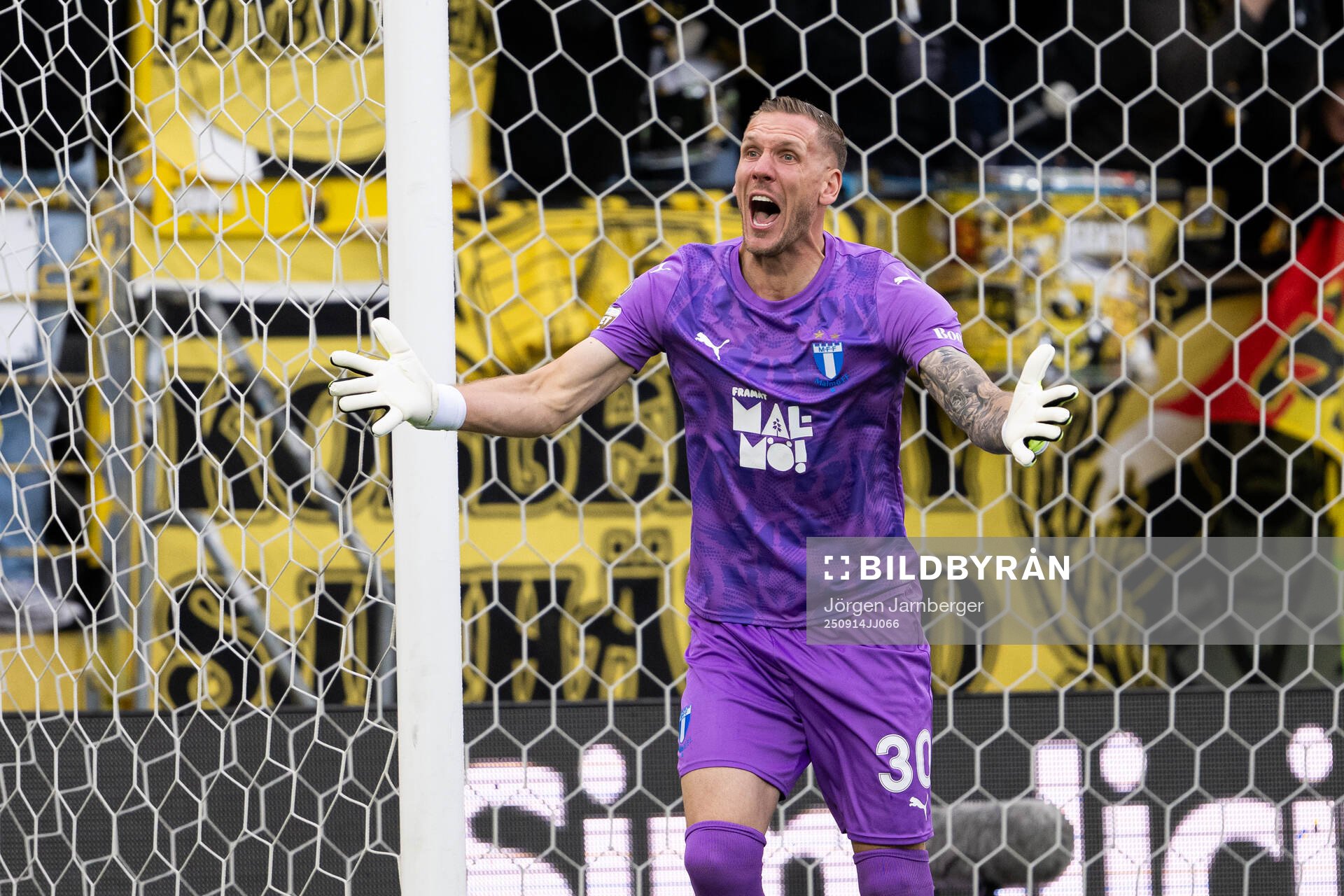 Malmö FFs målvakt Robin Olsen reagerar