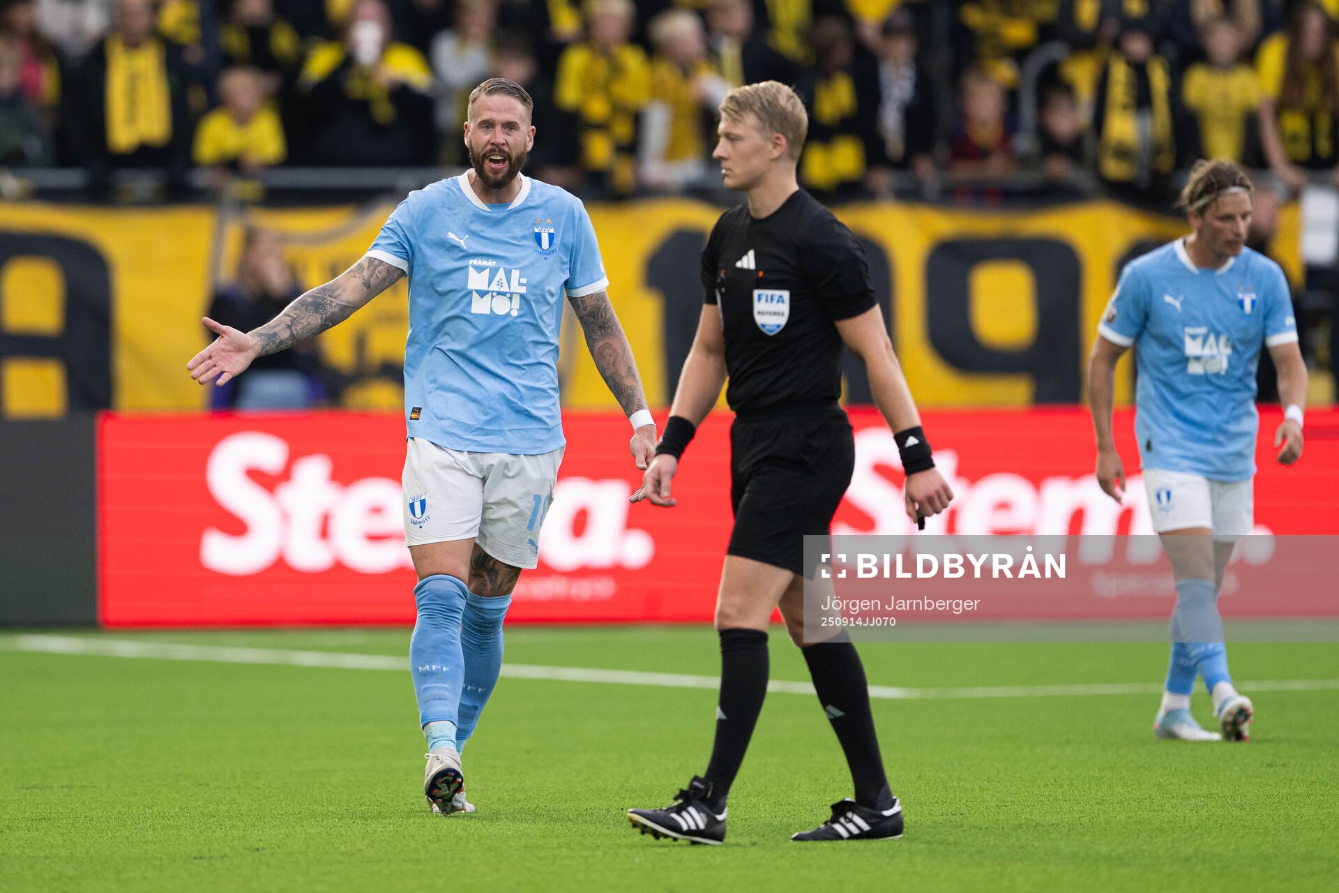 Malmö FFs Pontus Jansson reagerar på domare Adam Ladebäck