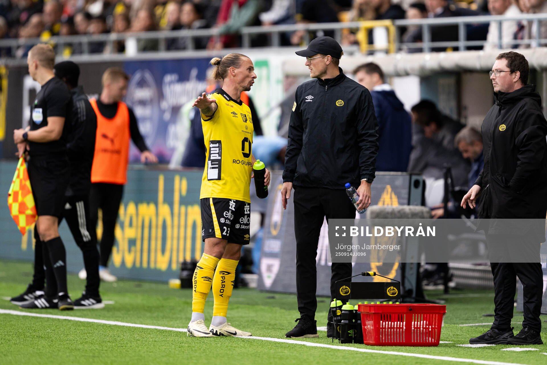 Elfsborgs Niklas Hult diskuterar med tränare Oscar