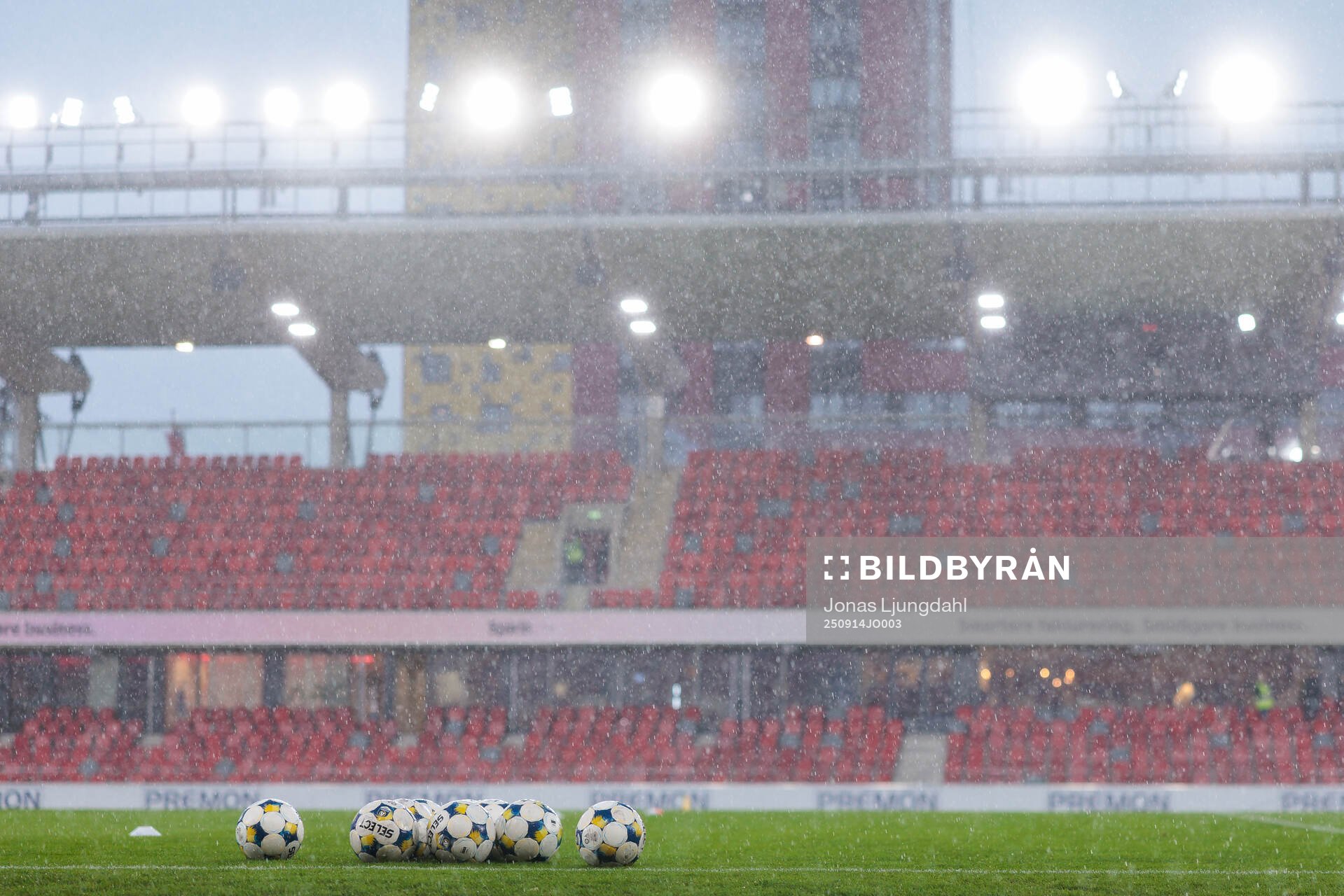 Regn och fotbollar