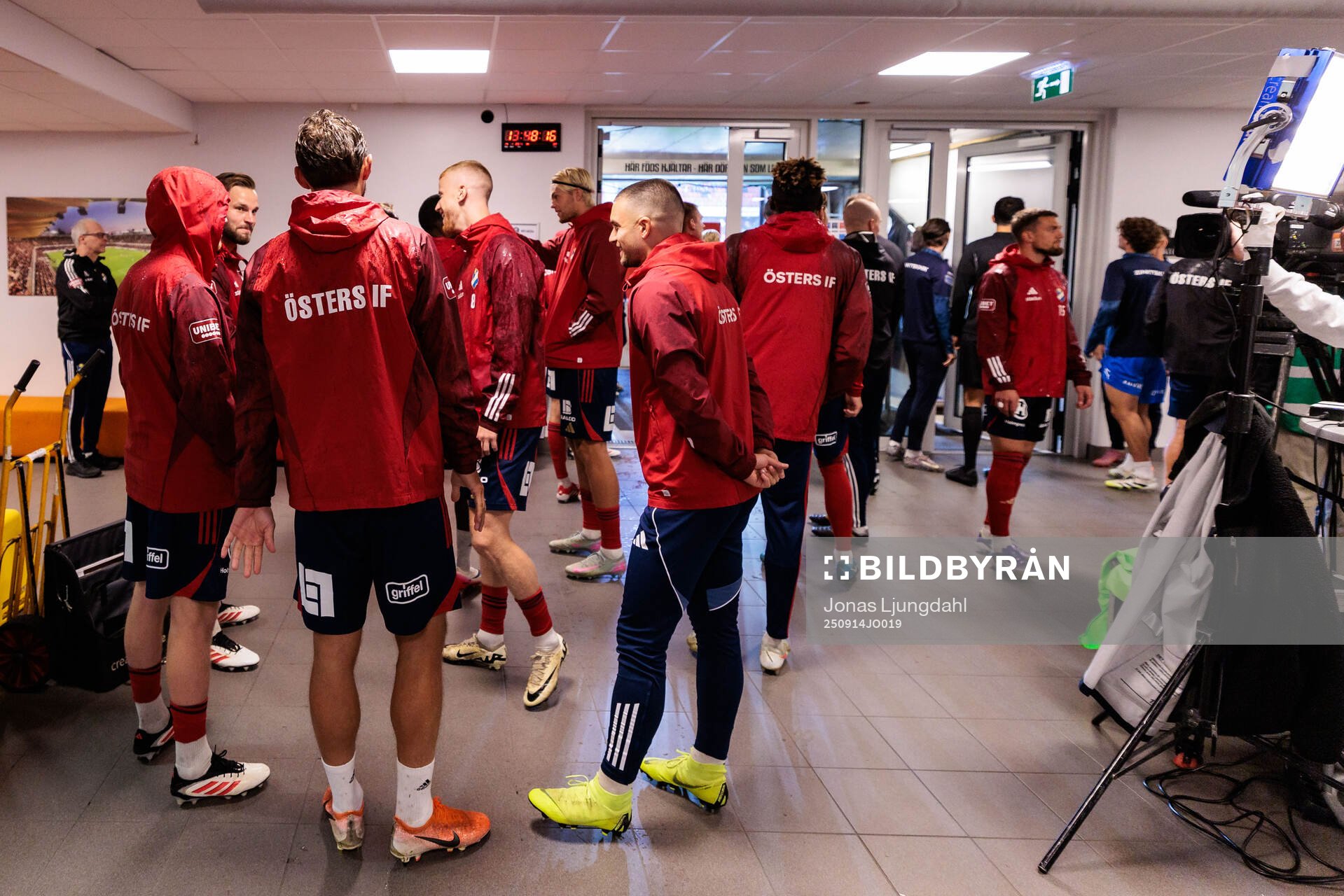 Östers spelare väntar i spelargången