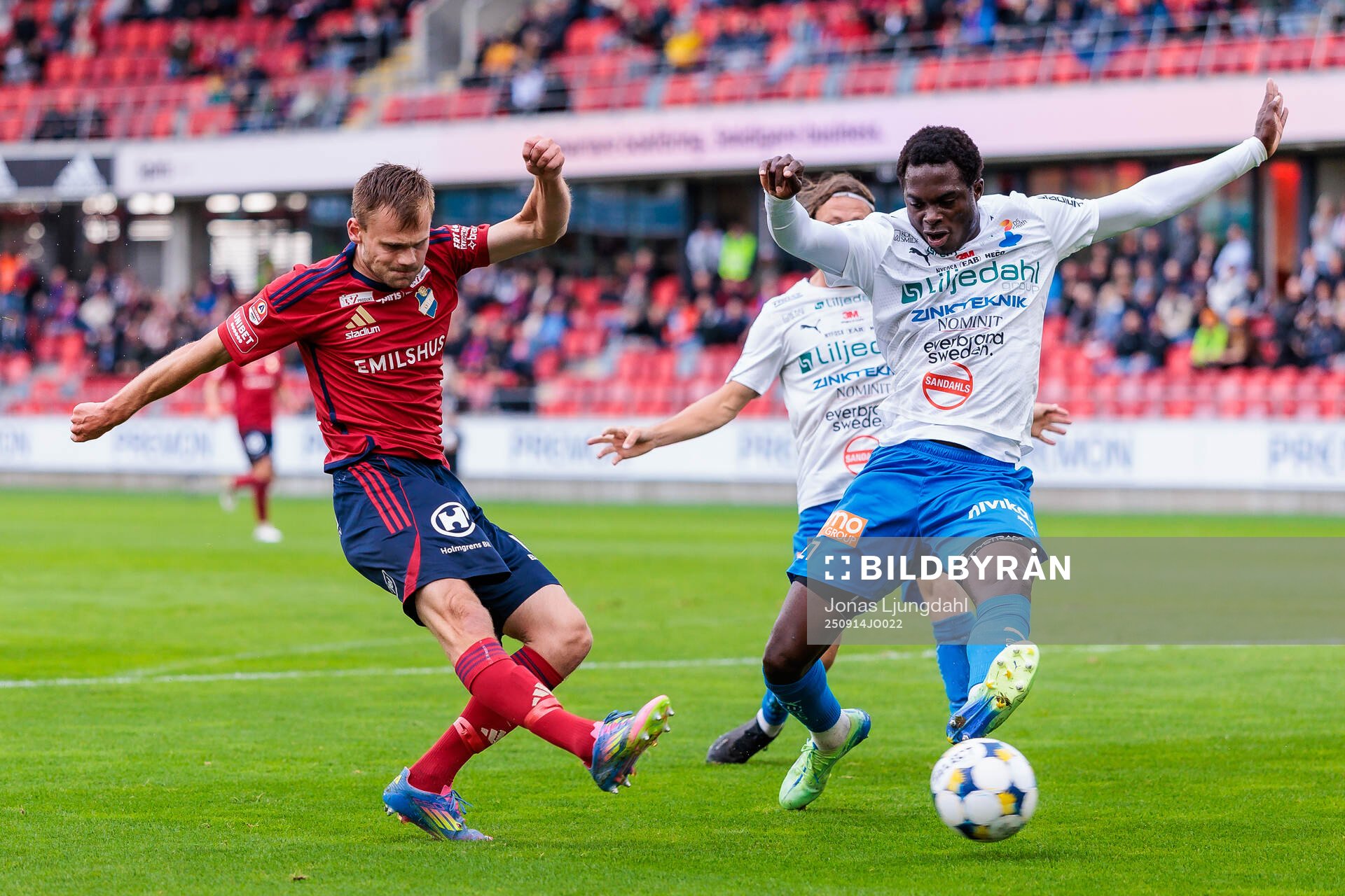 Östers Oscar Uddenäs och Värnamos Souleymane Coulibaly
