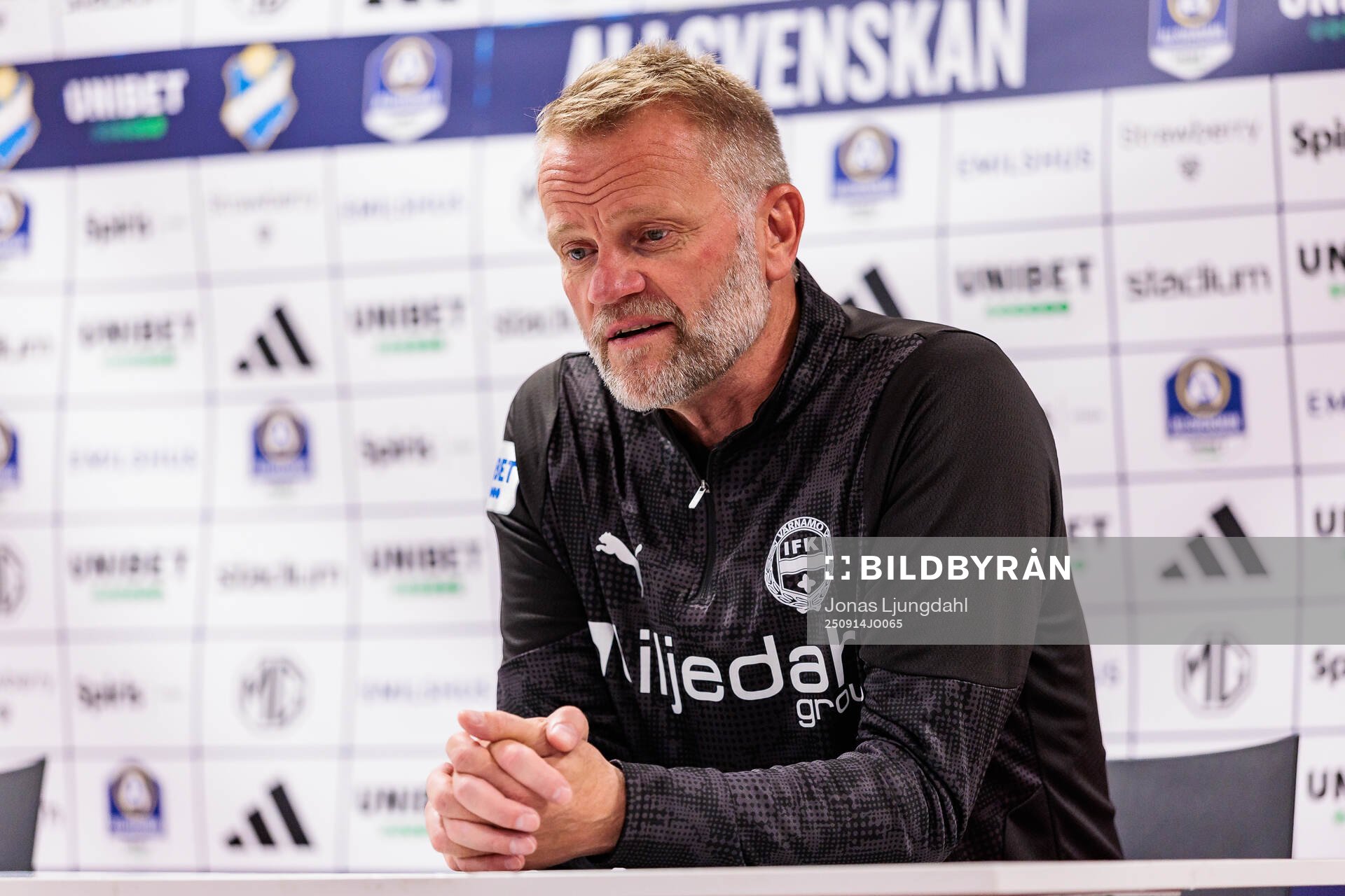 Värnamos tränare Arne Sandstø på presskonferensen