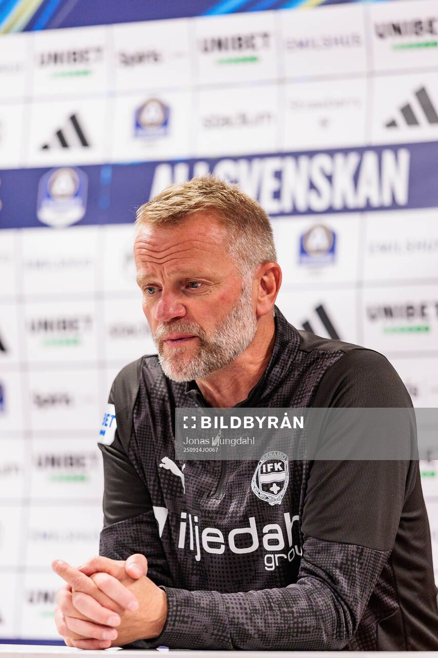 Värnamos tränare Arne Sandstø på presskonferensen