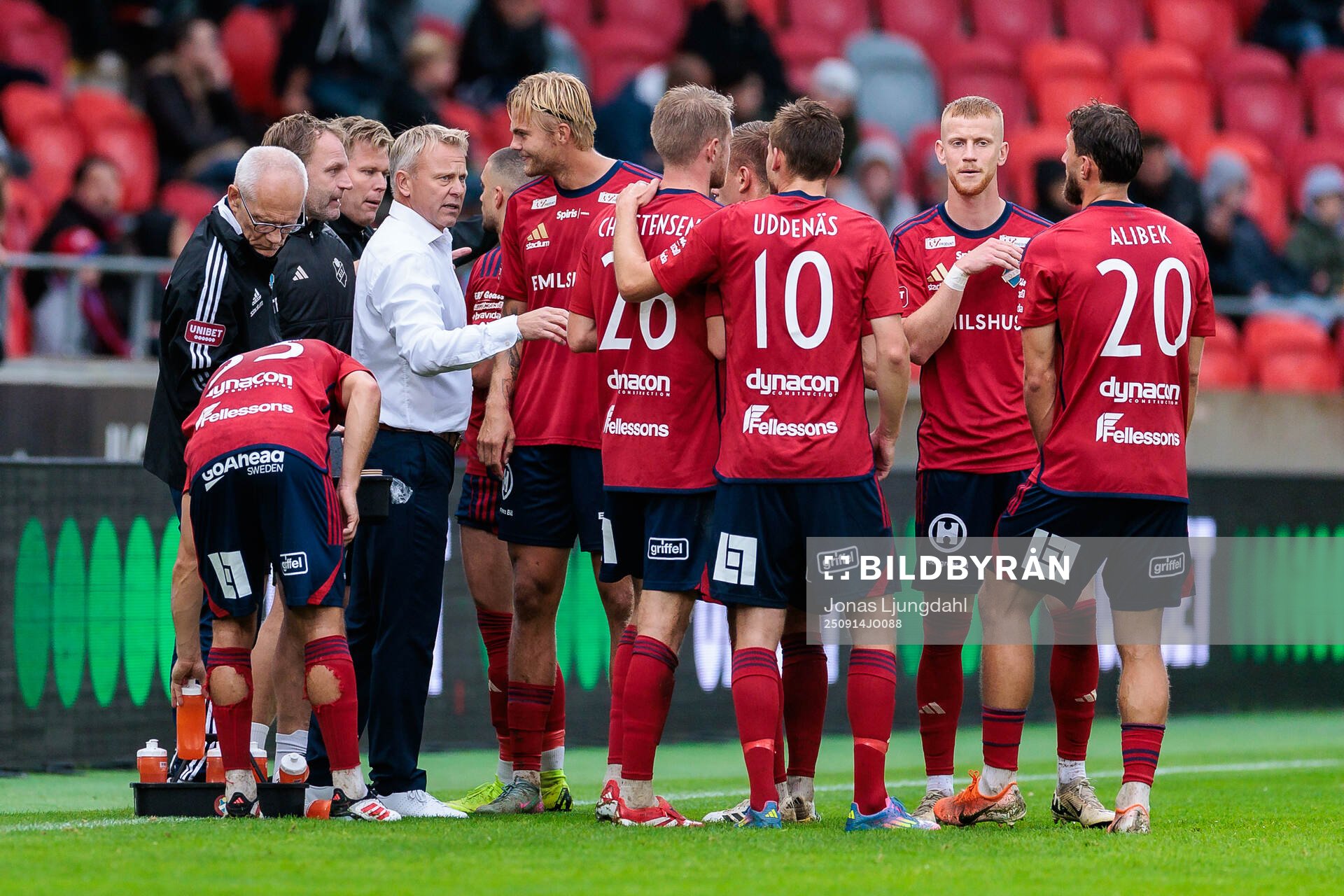 Östers tränare Roberth Björknesjö med spelarna