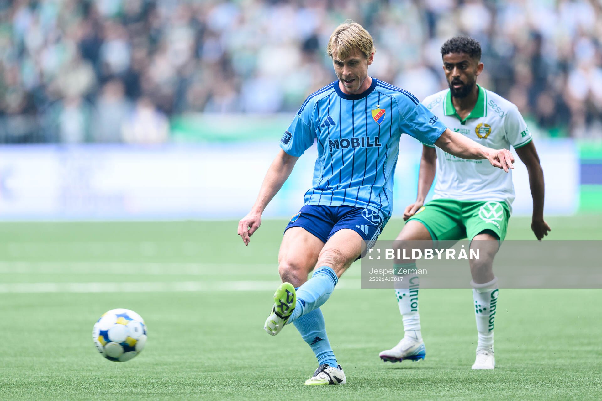 Djurgårdens Rasmus Schuller och Hammarbys Tesfaldet Tekie