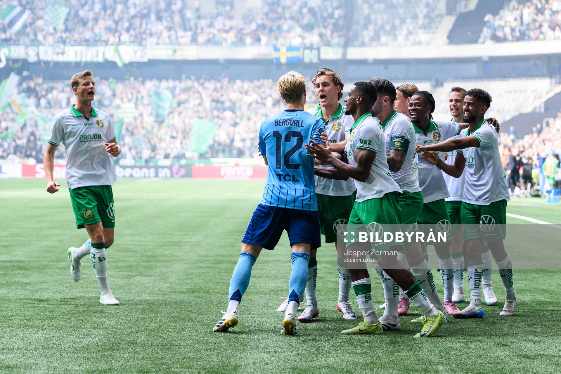 Djurgårdens Theo Bergvall reagerar när Hammarbys Nahir