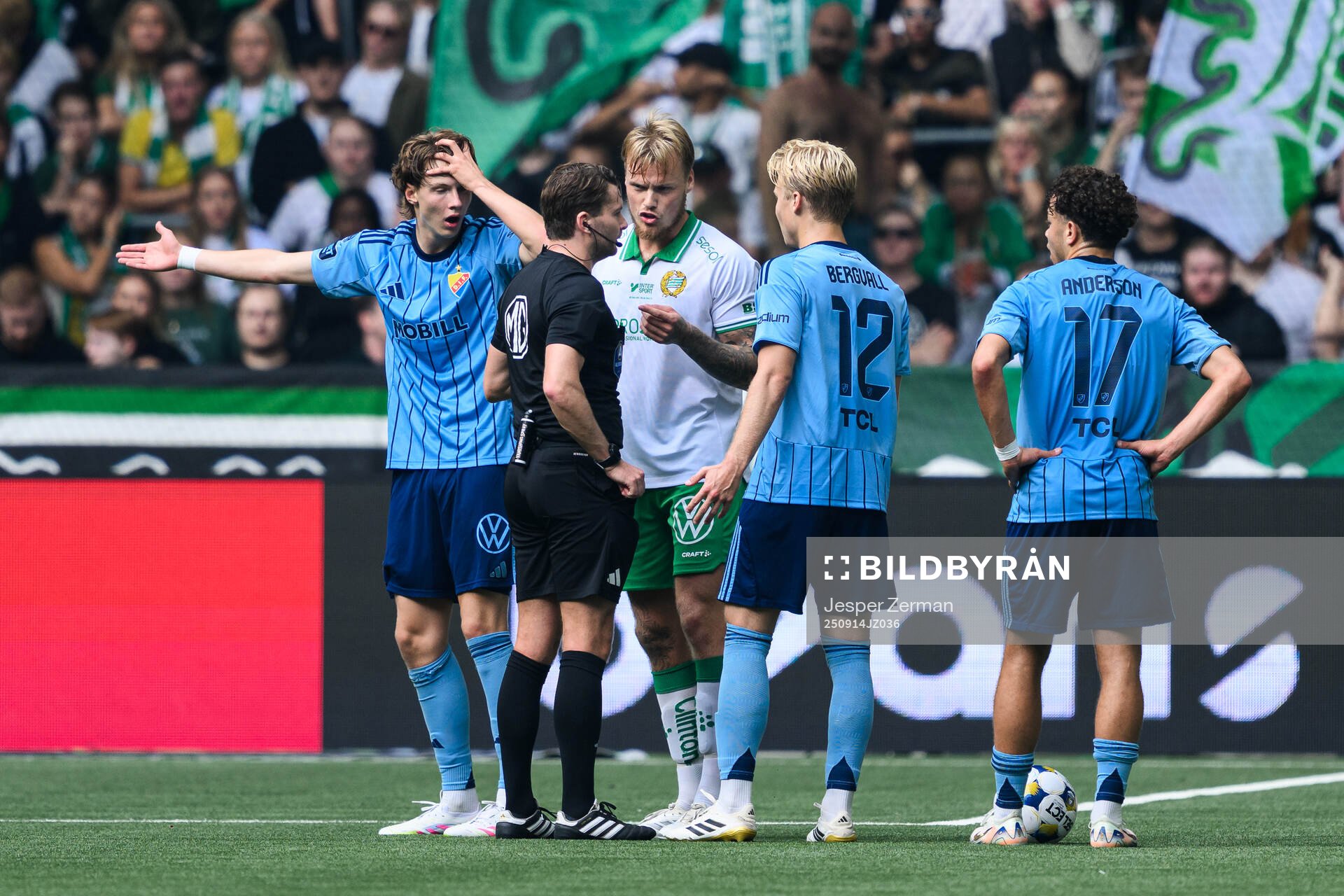 Hammarbys Victor Eriksson i samtal med domare Joakim