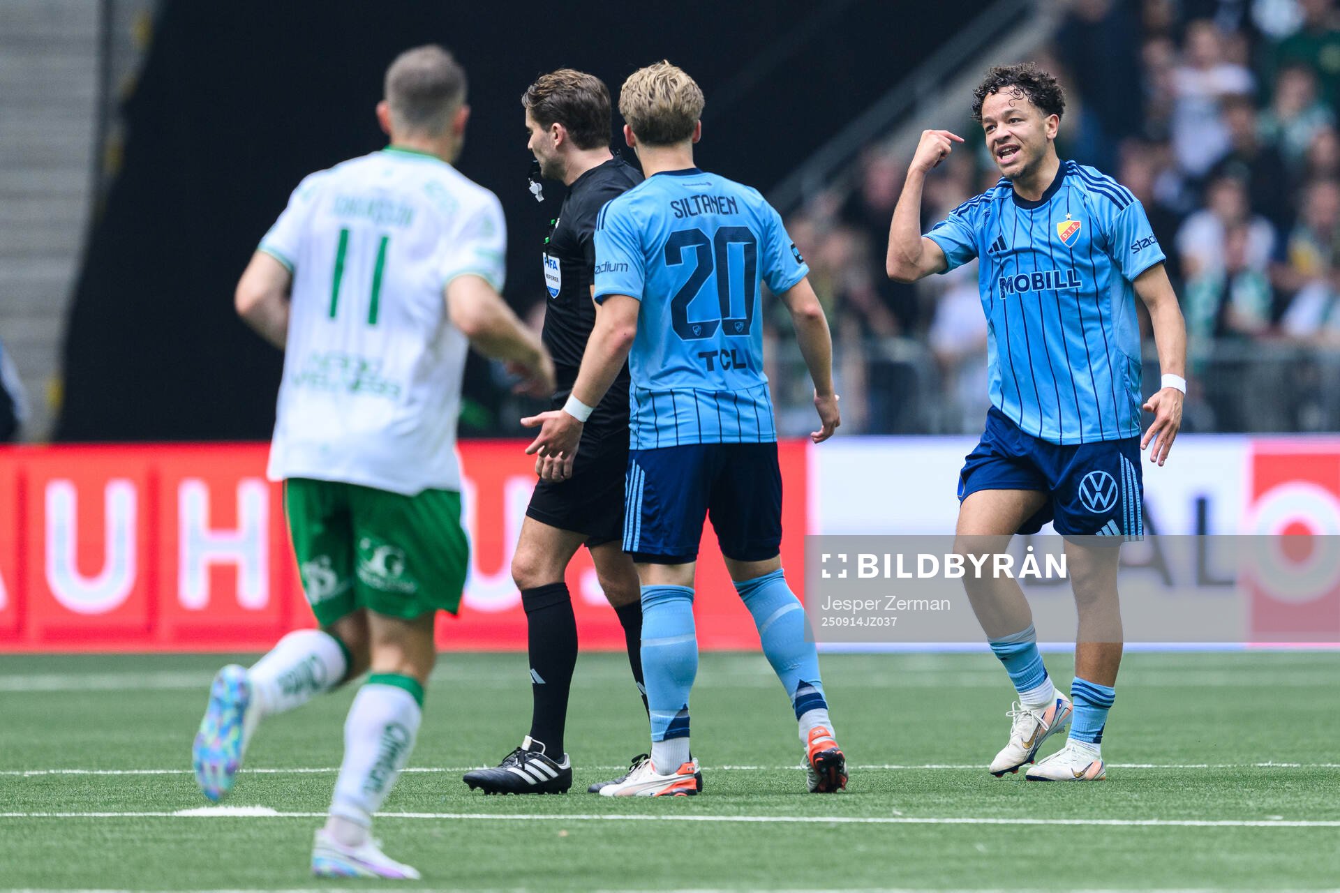 Djurgårdens Mikael Anderson gestikulerar mot domare Joakim