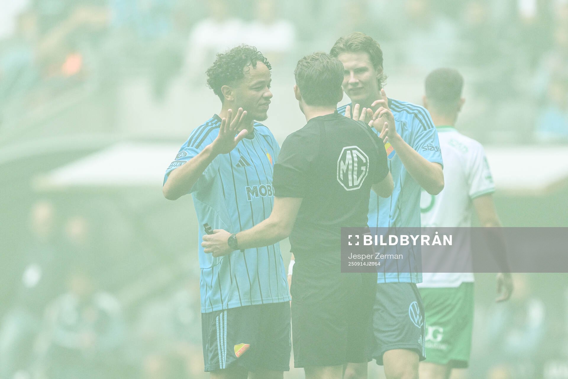 Djurgårdens Mikael Anderson och August Priske Flyger i