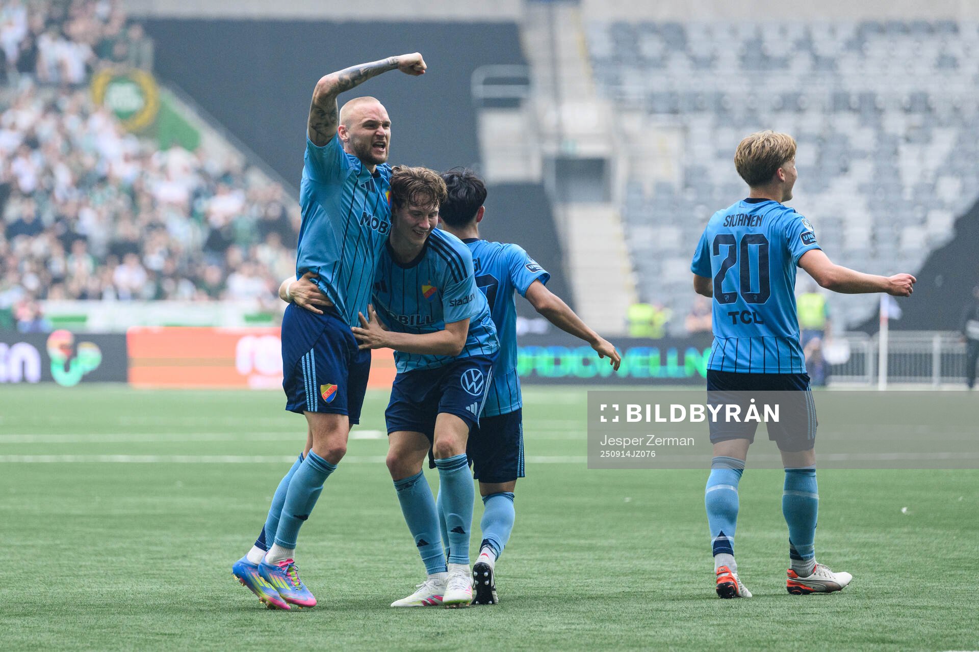 Djurgårdens Adam Ståhl och August Priske Flyger jublar