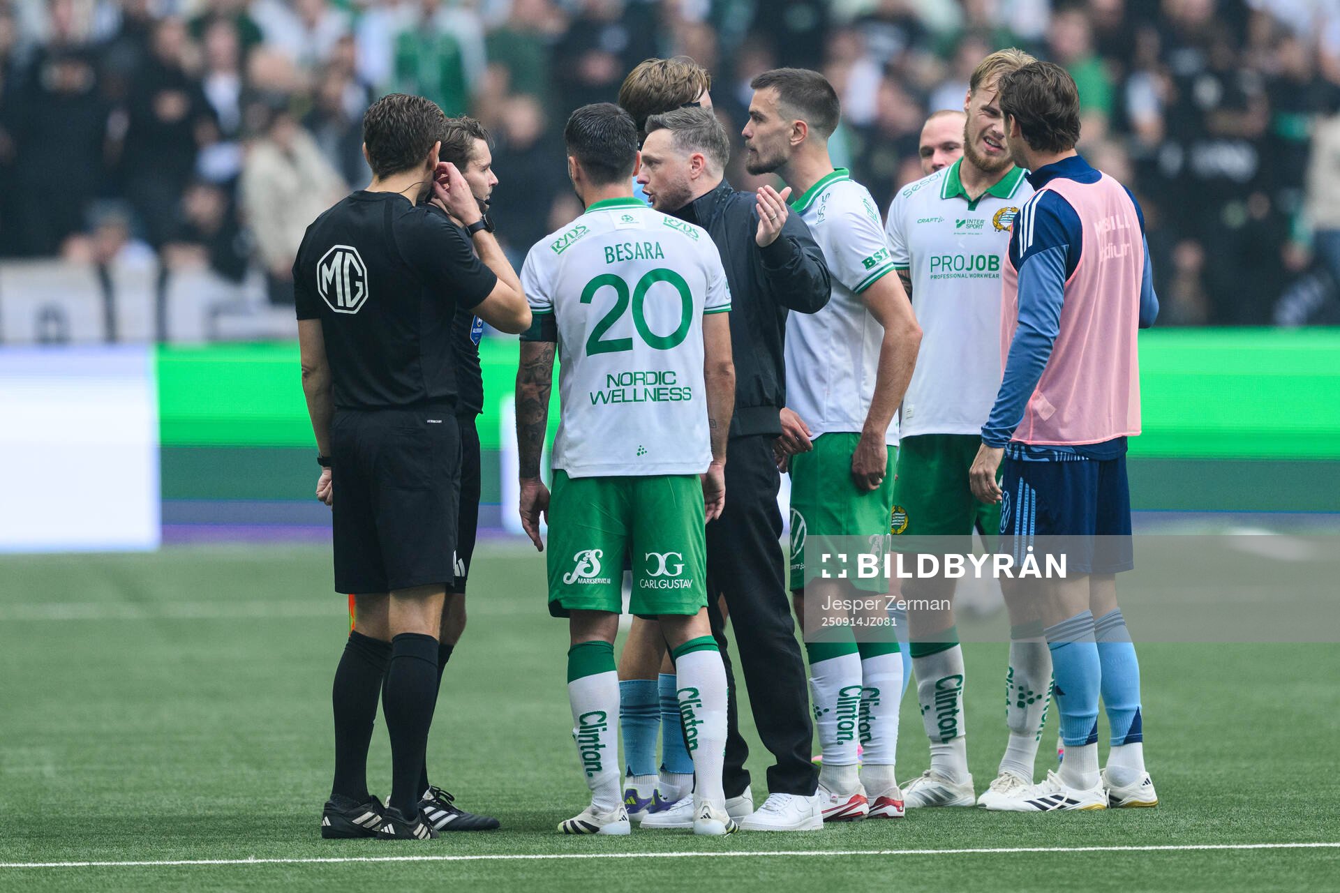 Hammarbys Nahir Besara och tränare Kim Hellberg  i samtal