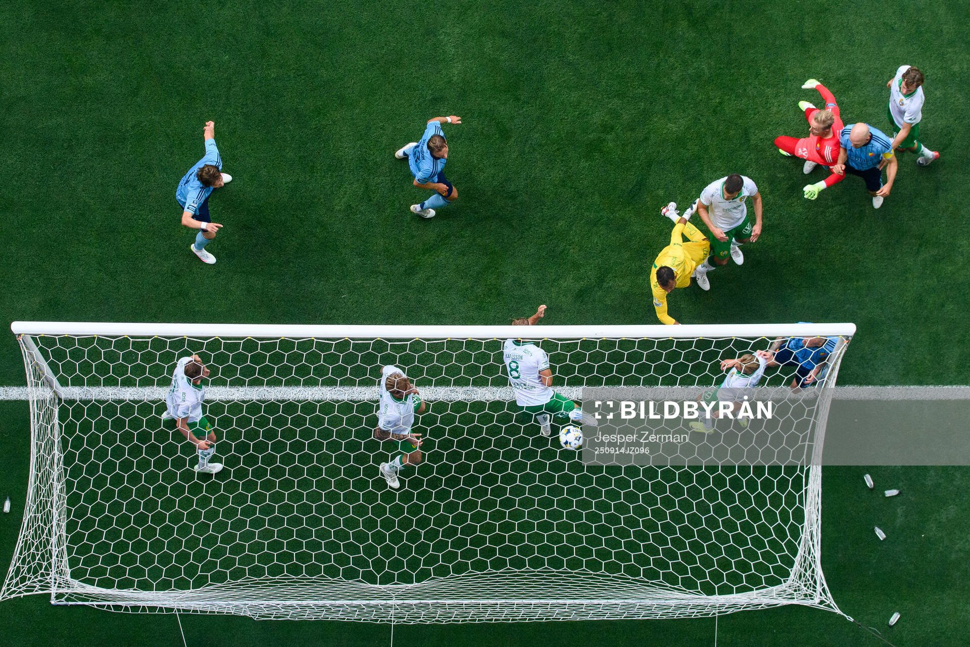 Djurgårdens Adam Ståhl gör 3-3 på Hammarbys målvakt