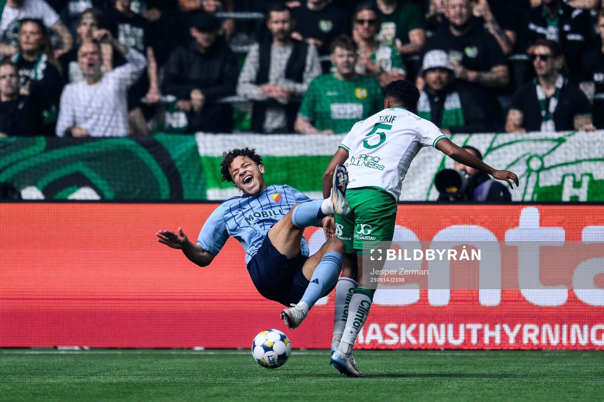 Djurgårdens Mikael Anderson och Hammarbys Tesfaldet Tekie