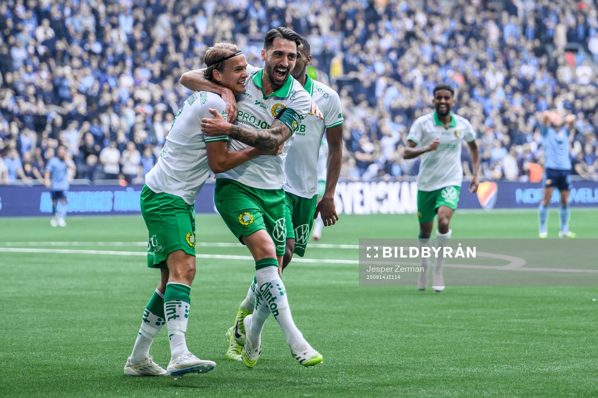 Hammarbys Markus Karlsson och Nahir Besara jublar